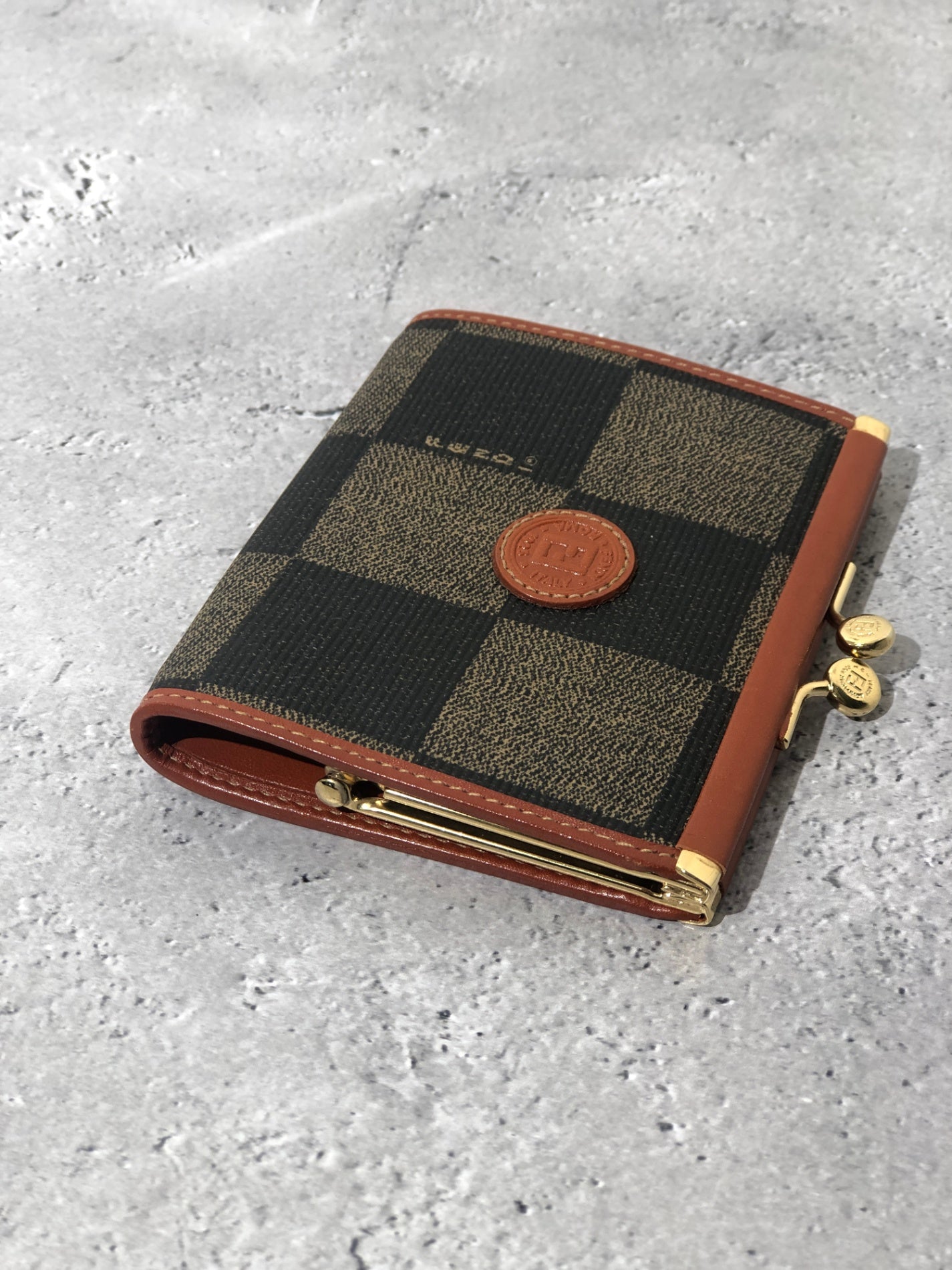 FENDI 標誌 PVC 皮革金屬扣零錢包 棕色復古 jrsgyi