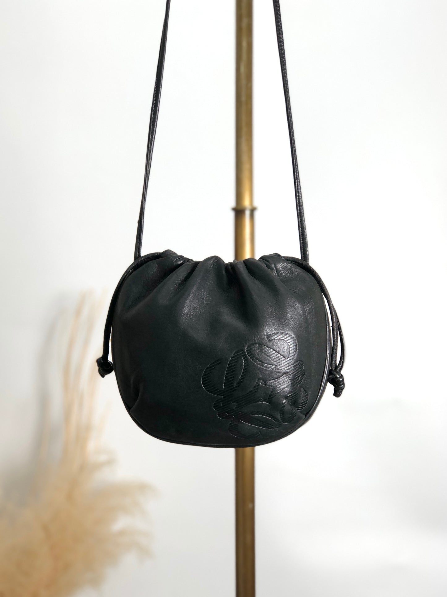 LOEWE Anagram 抽繩單肩包 黑色 復古 s6ygj7