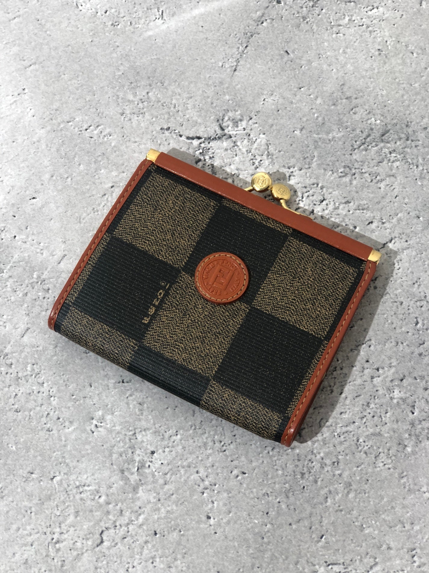 FENDI 標誌 PVC 皮革金屬扣零錢包 棕色復古 jrsgyi