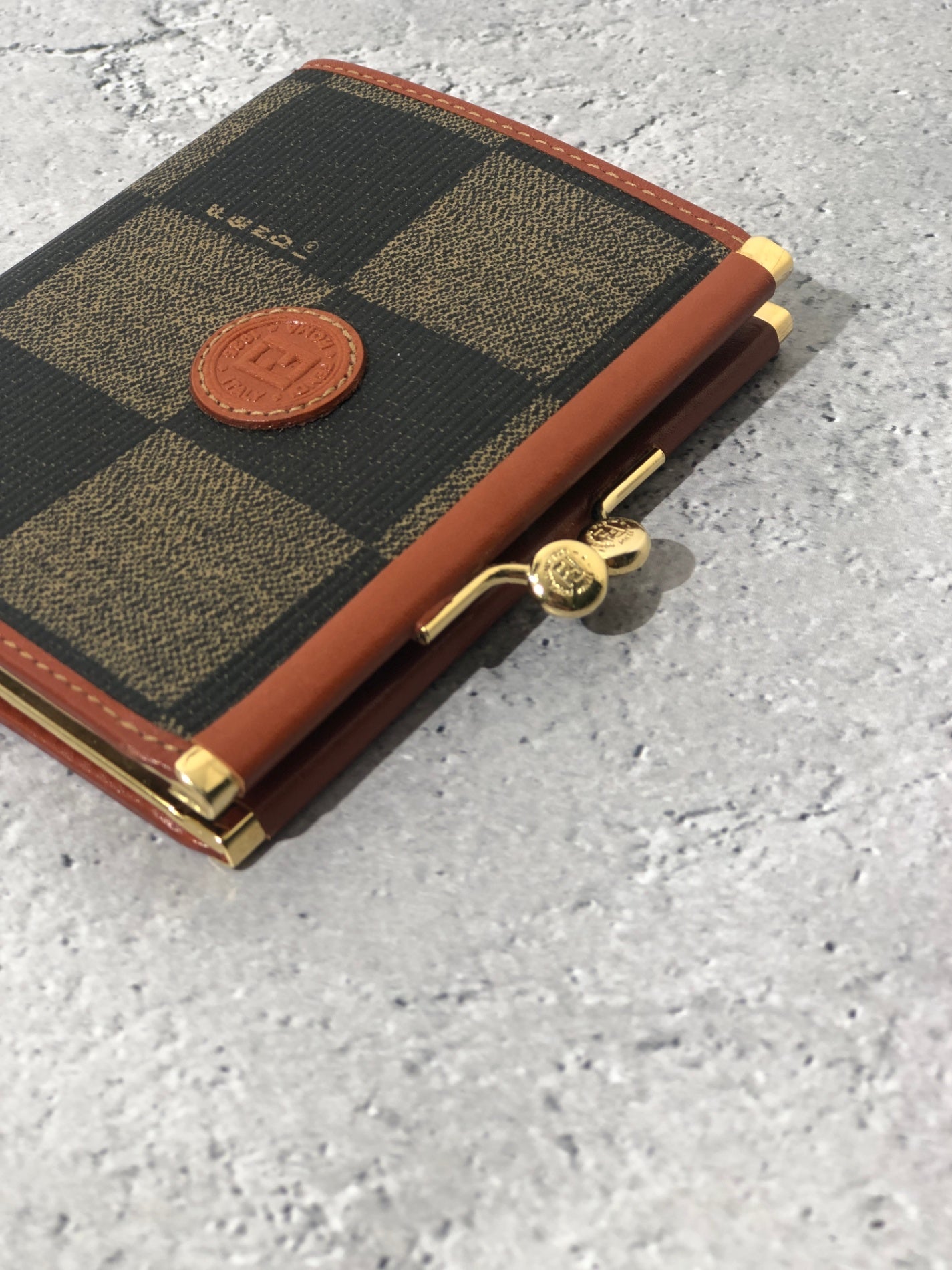 FENDI 標誌 PVC 皮革金屬扣零錢包 棕色復古 jrsgyi