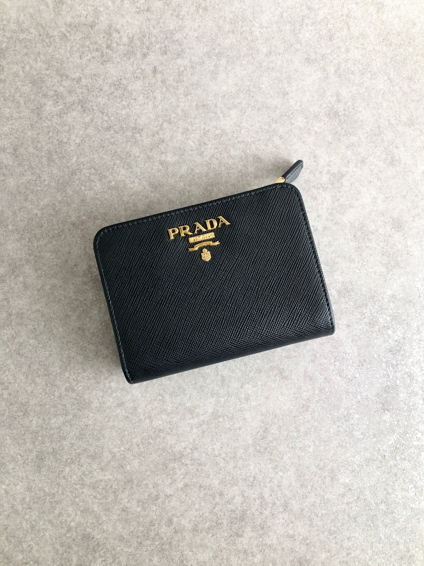 PRADA 標誌折疊皮夾 黑色復古 yiurk4