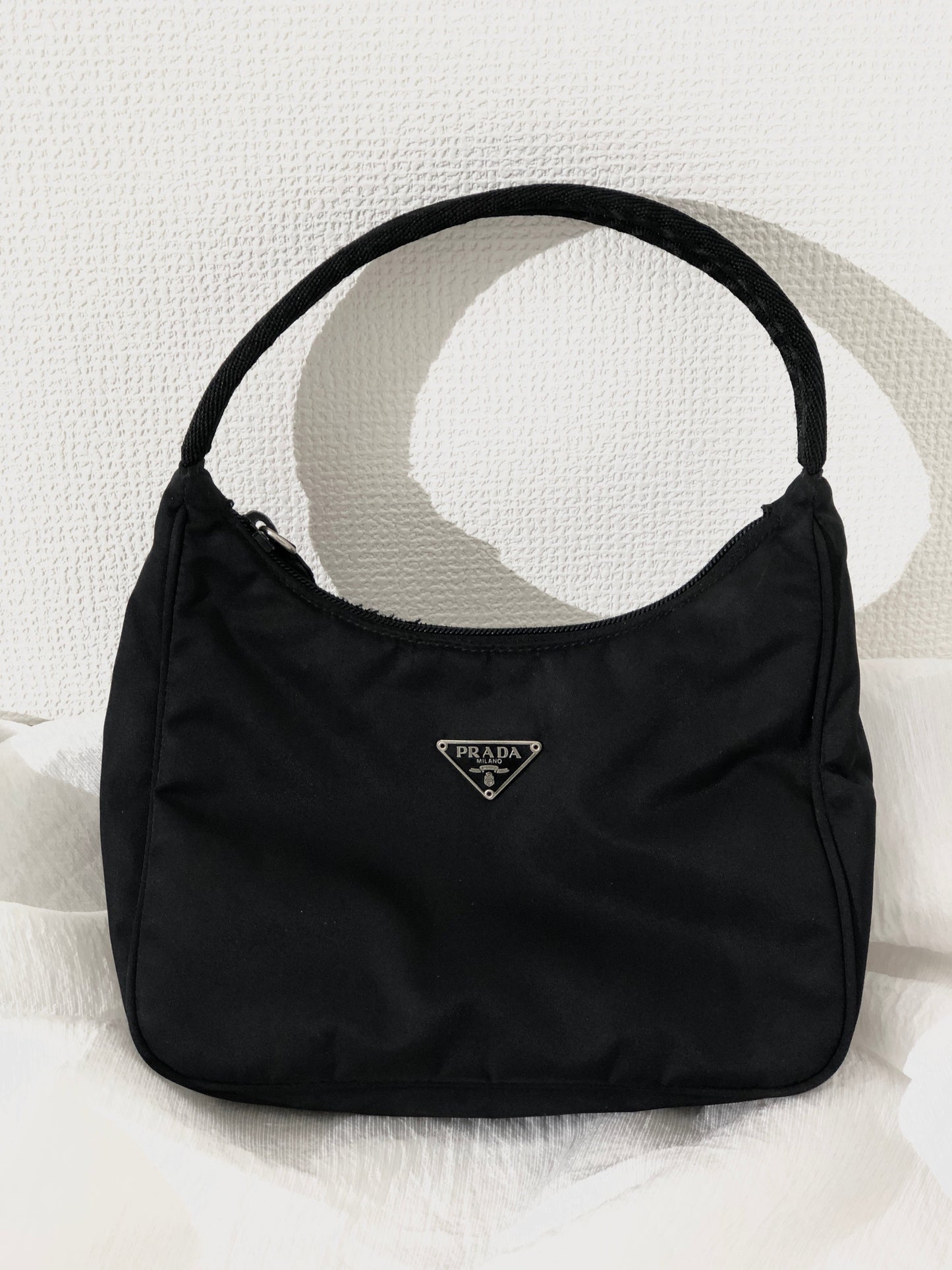 PRADA 三角形標誌尼龍手提包 Hobobag 黑色復古 df2ij3