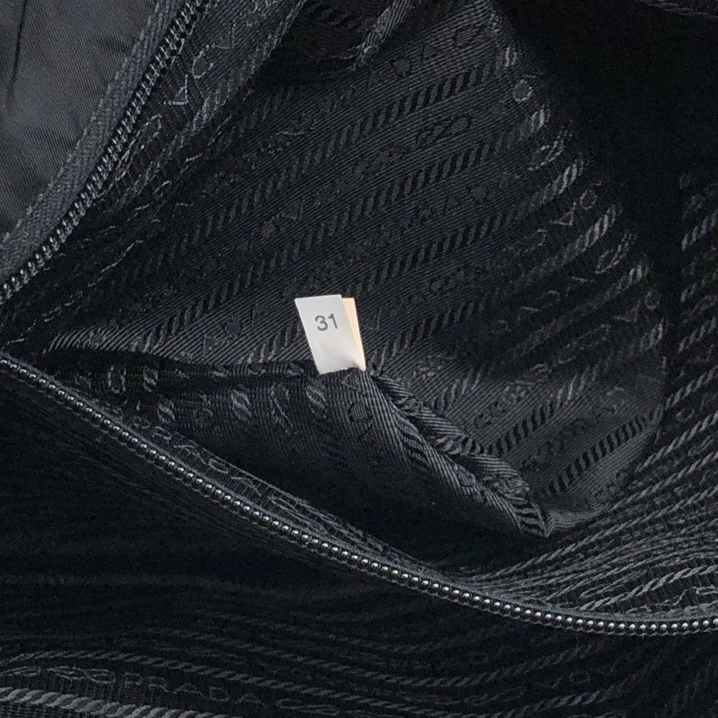 PRADA 三角形標誌尼龍手提包 黑色復古 h38ic3