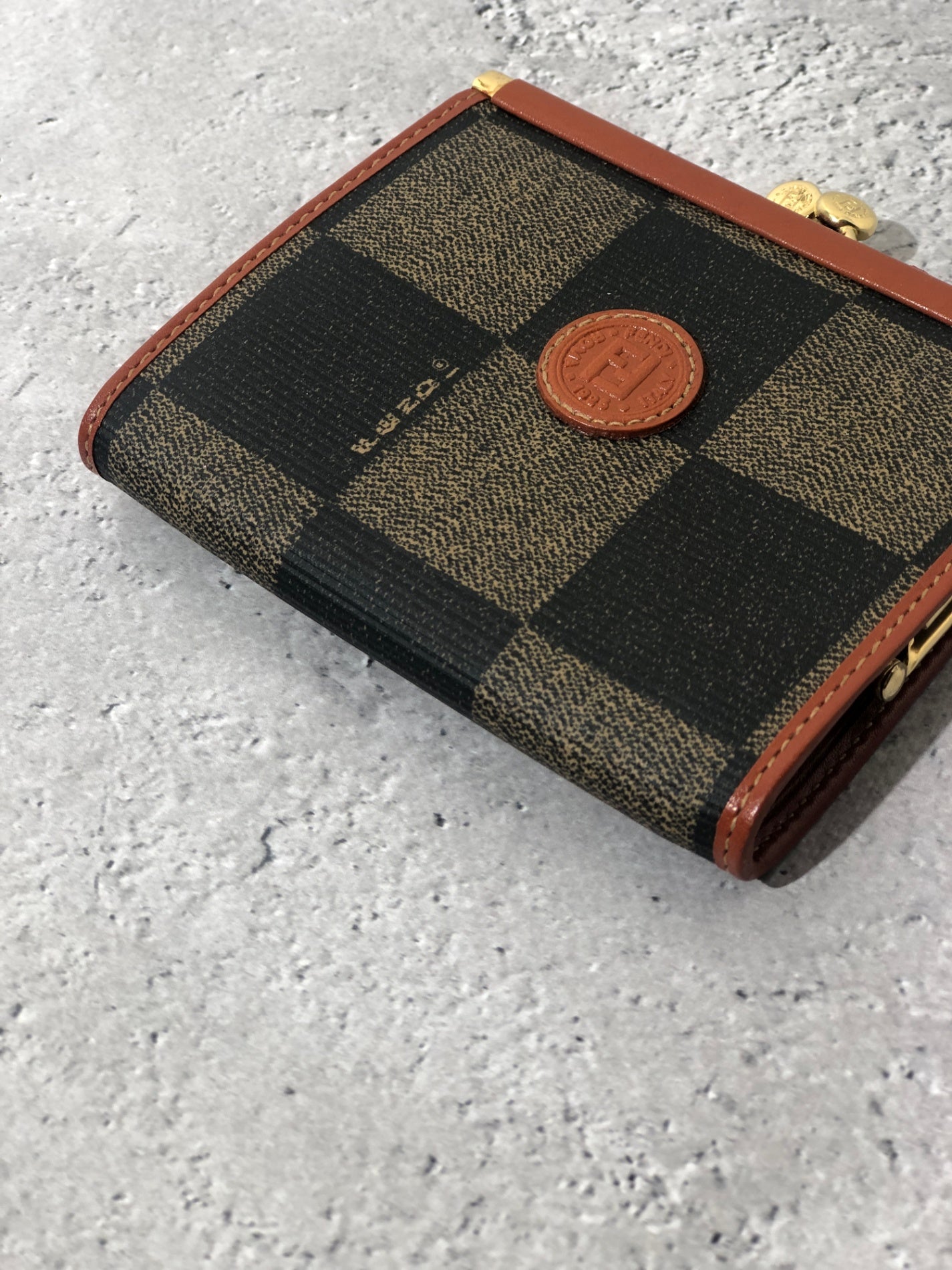 FENDI 標誌 PVC 皮革金屬扣零錢包 棕色復古 jrsgyi