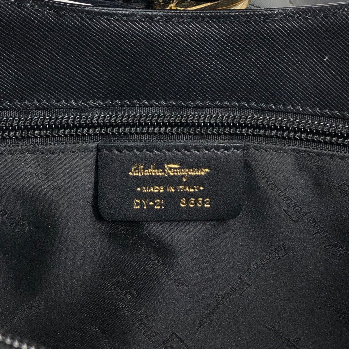 Salvatore Ferragamo Gancini Shoulder bag Black Vintage vn6tps
