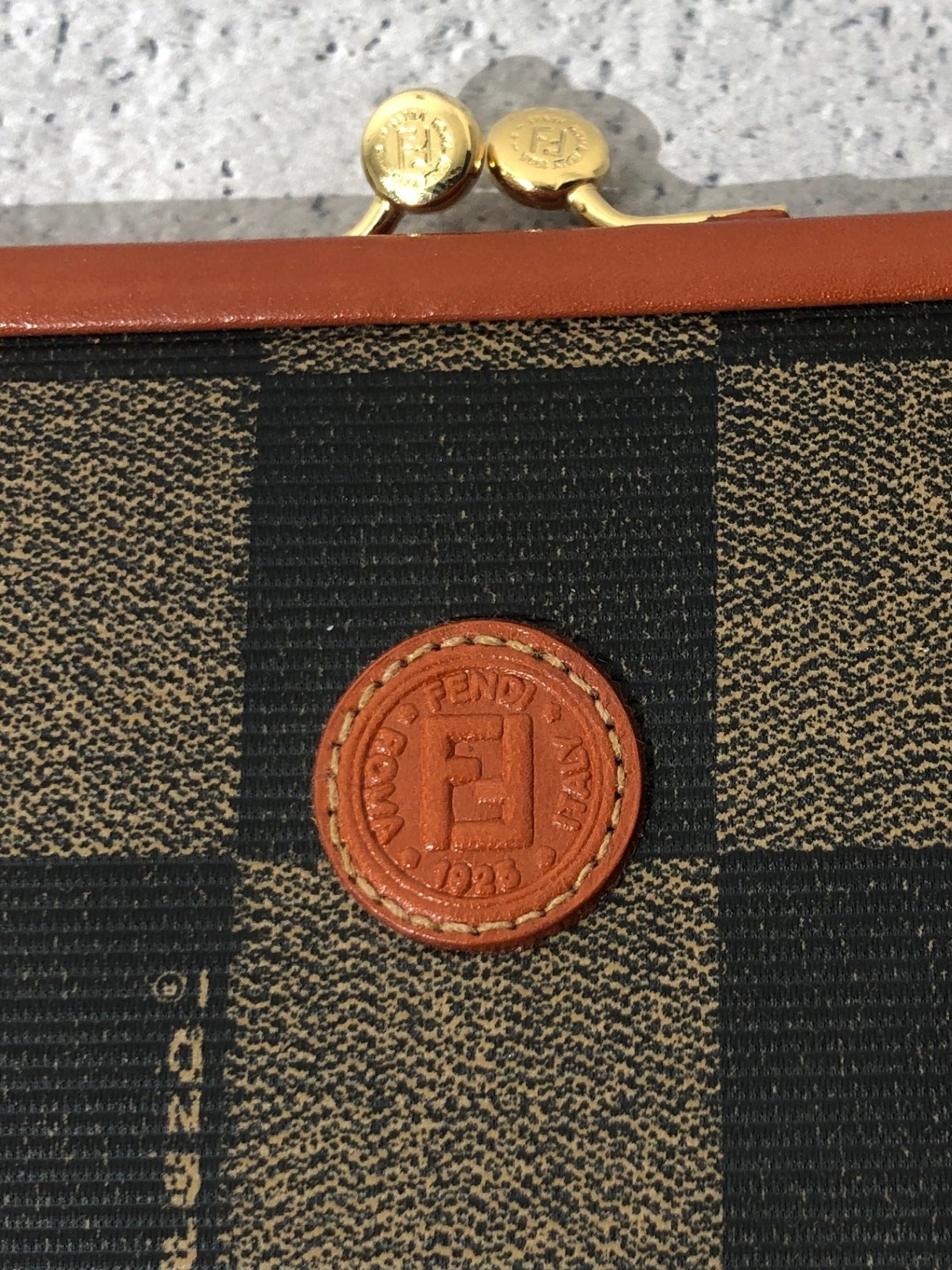 FENDI 標誌 PVC 皮革金屬扣零錢包 棕色復古 jrsgyi