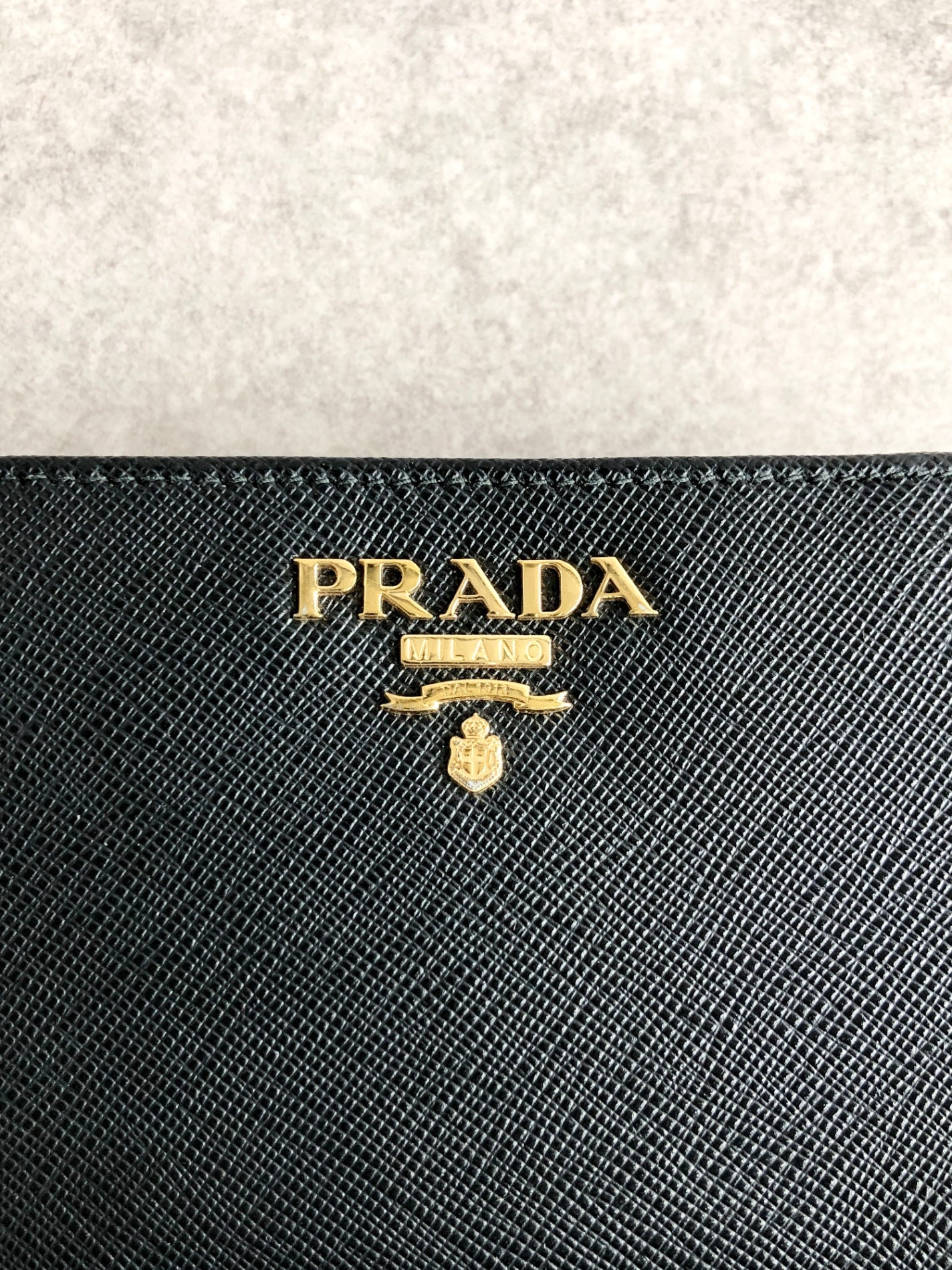 PRADA 標誌折疊皮夾 黑色復古 yiurk4