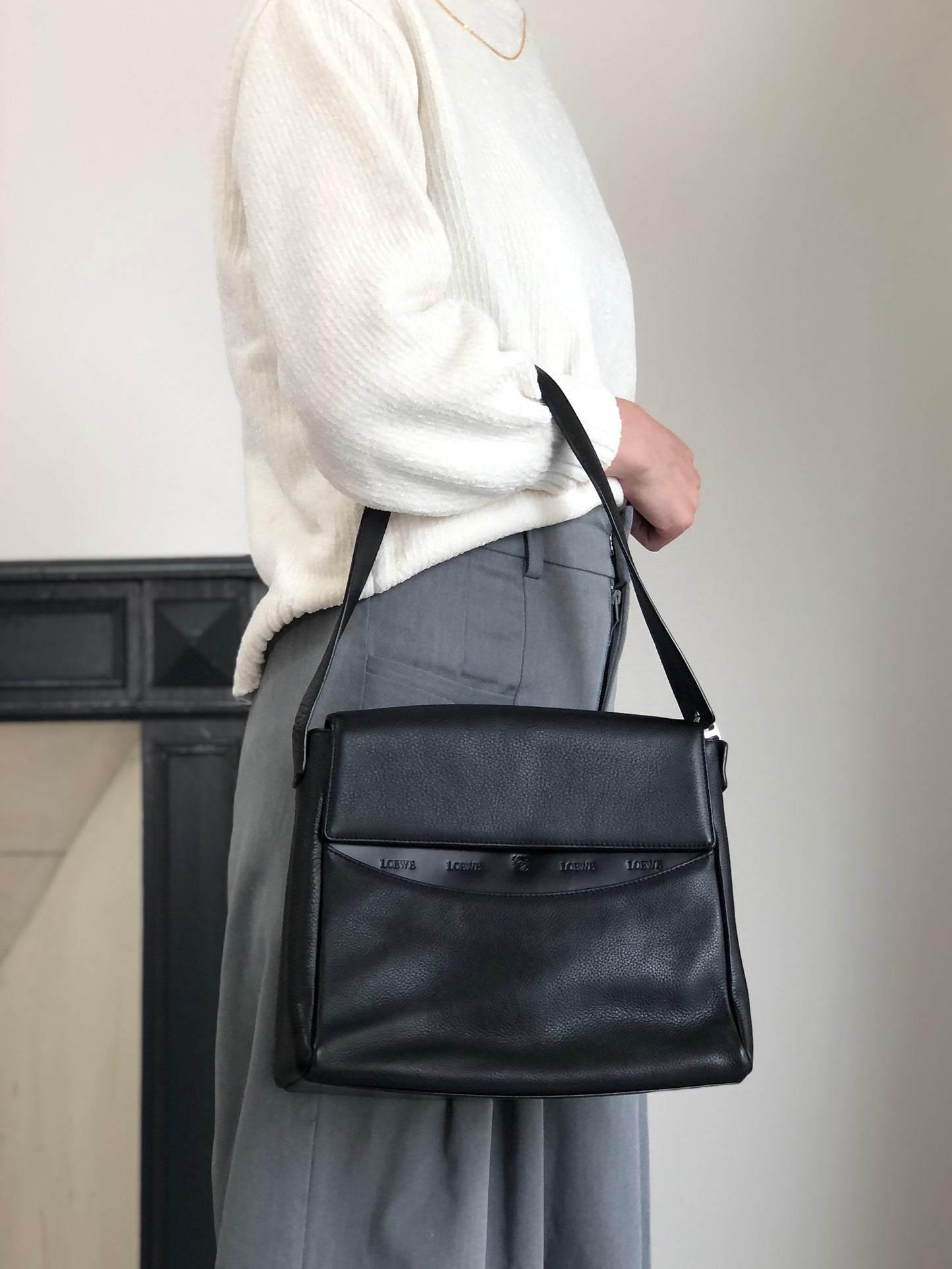 LOEWE Logo Embossed Shoulder bag Black Vintage ni55eb