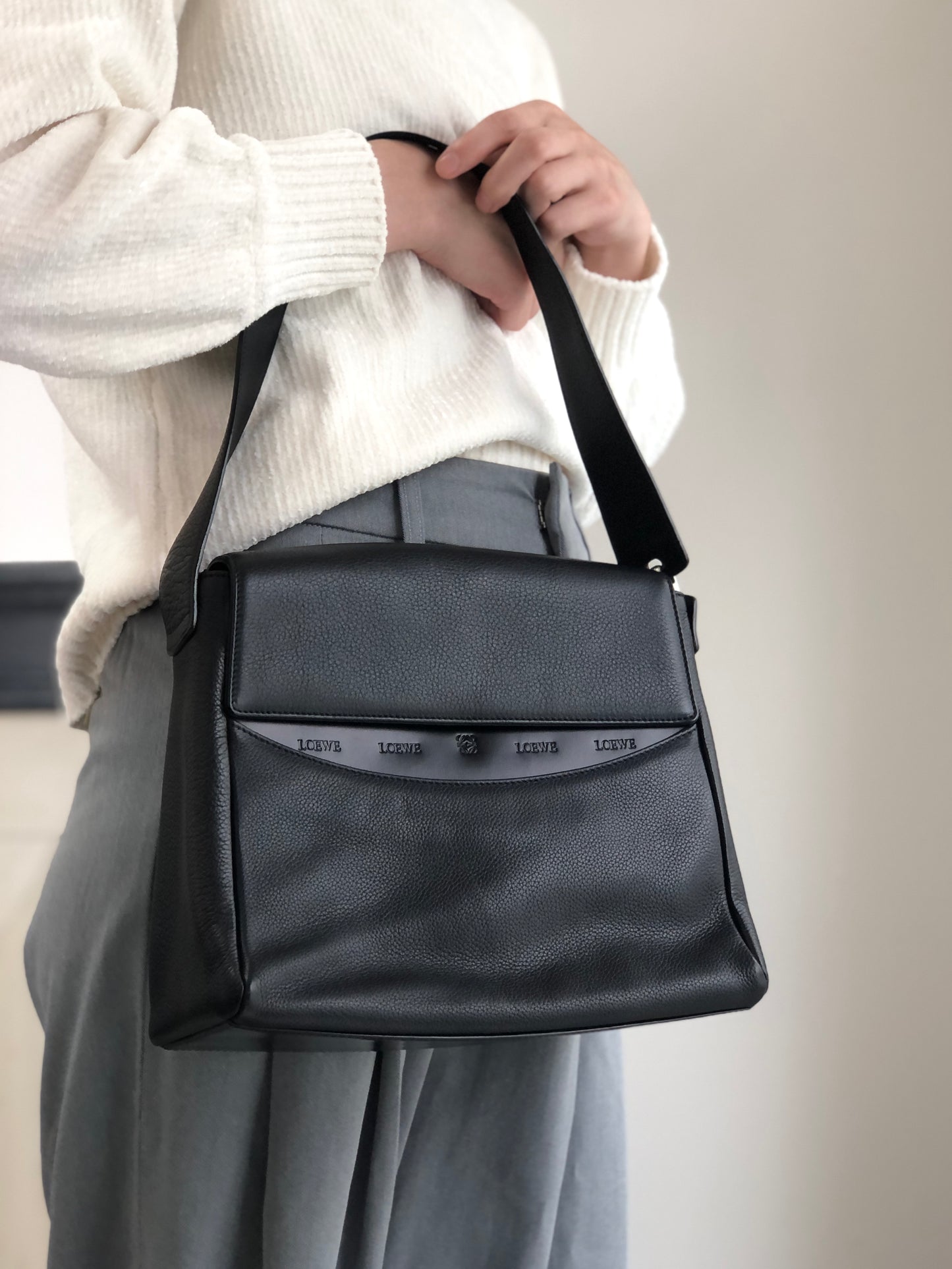LOEWE Logo Embossed Shoulder bag Black Vintage ni55eb