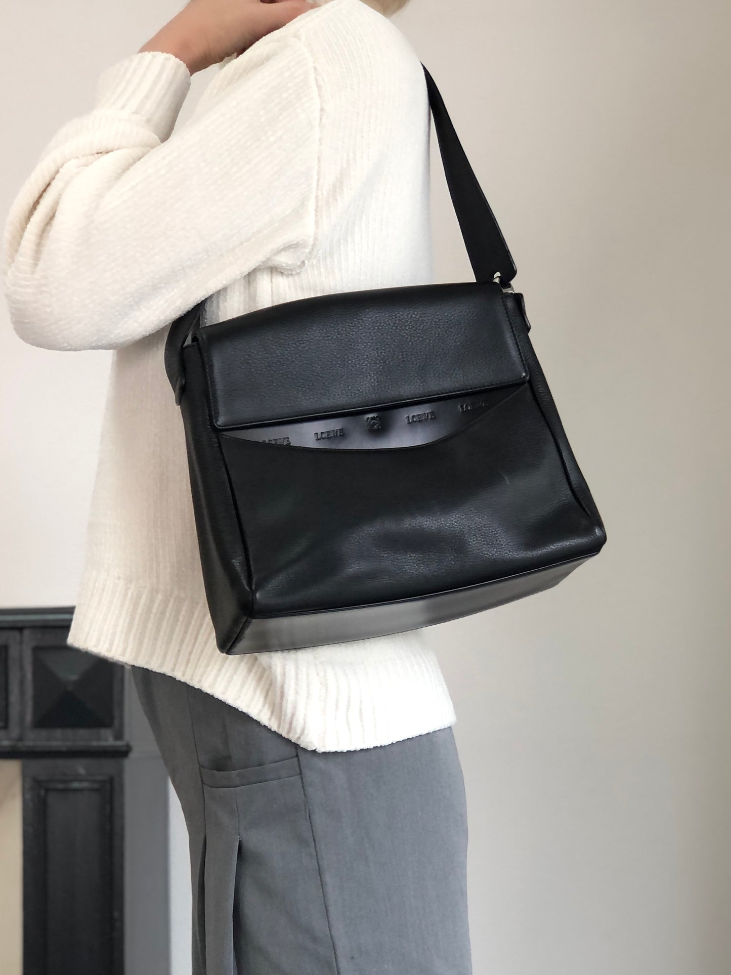 LOEWE Logo Embossed Shoulder bag Black Vintage ni55eb