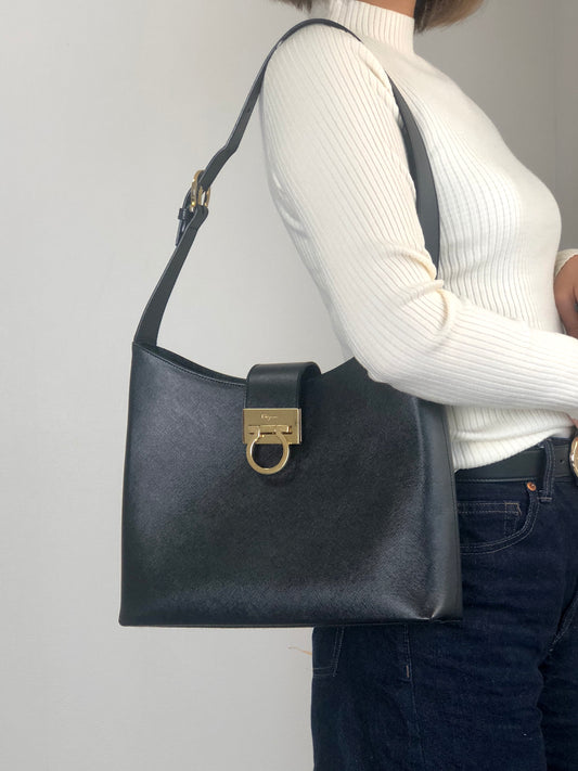 Salvatore Ferragamo Gancini Shoulder bag Black Vintage vn6tps