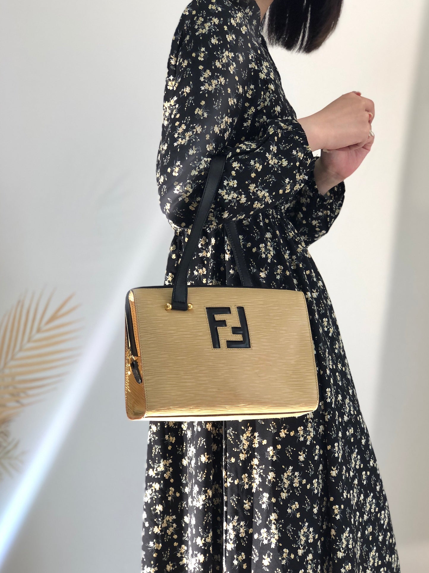 FENDI 標誌壓花皮革單手柄手提包米色復古舊款 8dd845