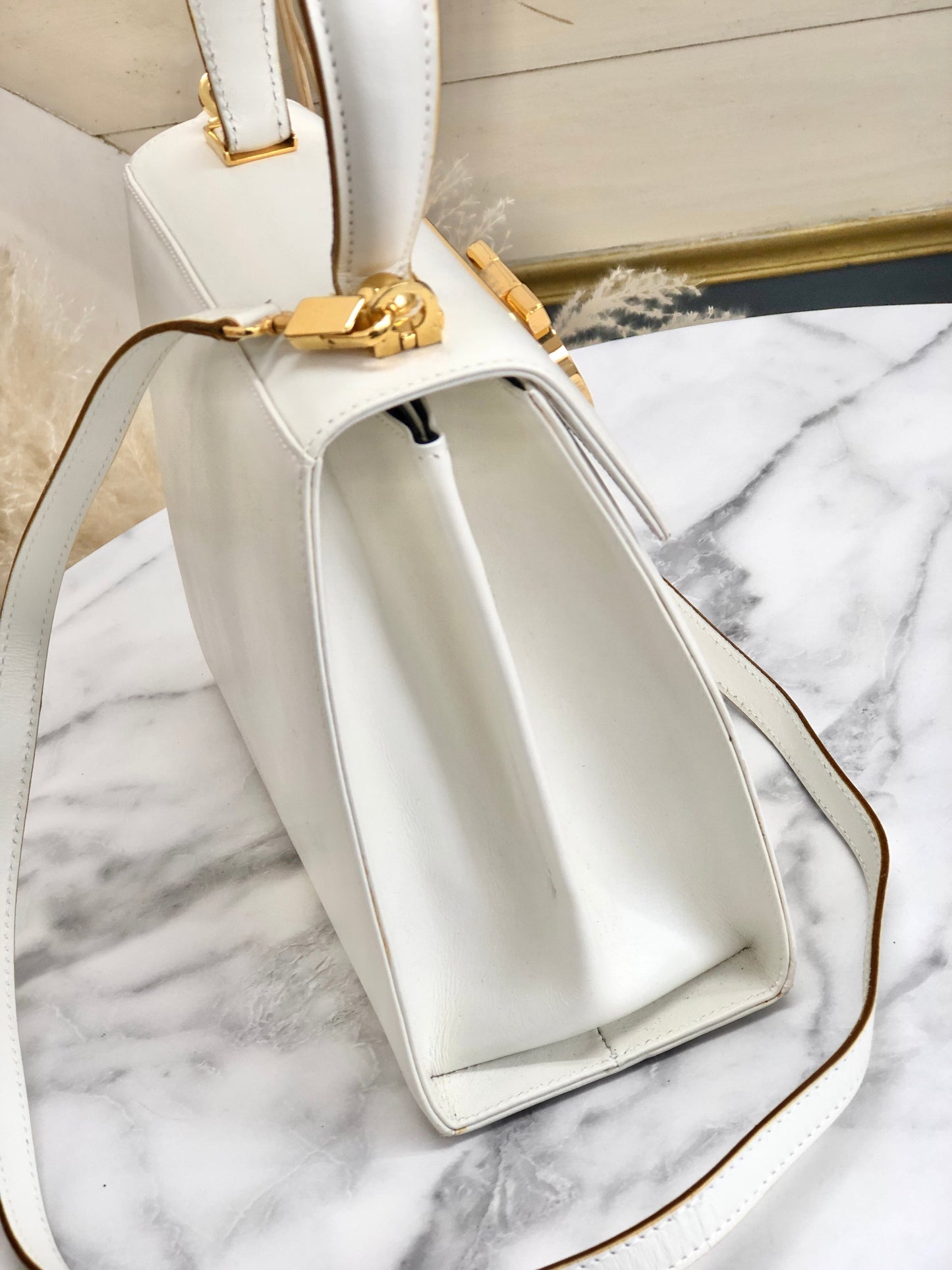 Salvatore Ferragamo Gancini Kelly Shoulderbag Handbag Leather White 4cas4n