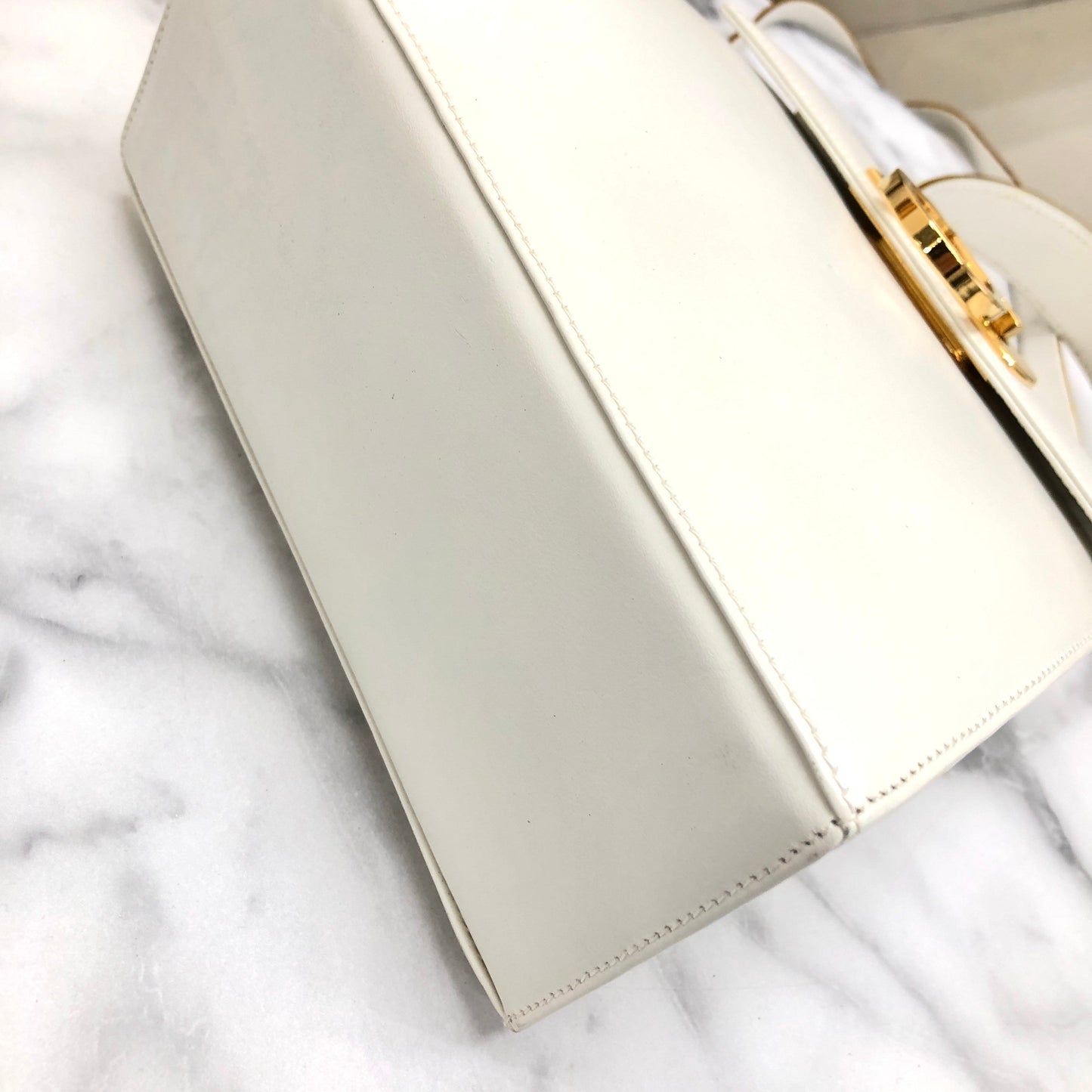 Salvatore Ferragamo Gancini Kelly Shoulderbag Handbag Leather White 4cas4n