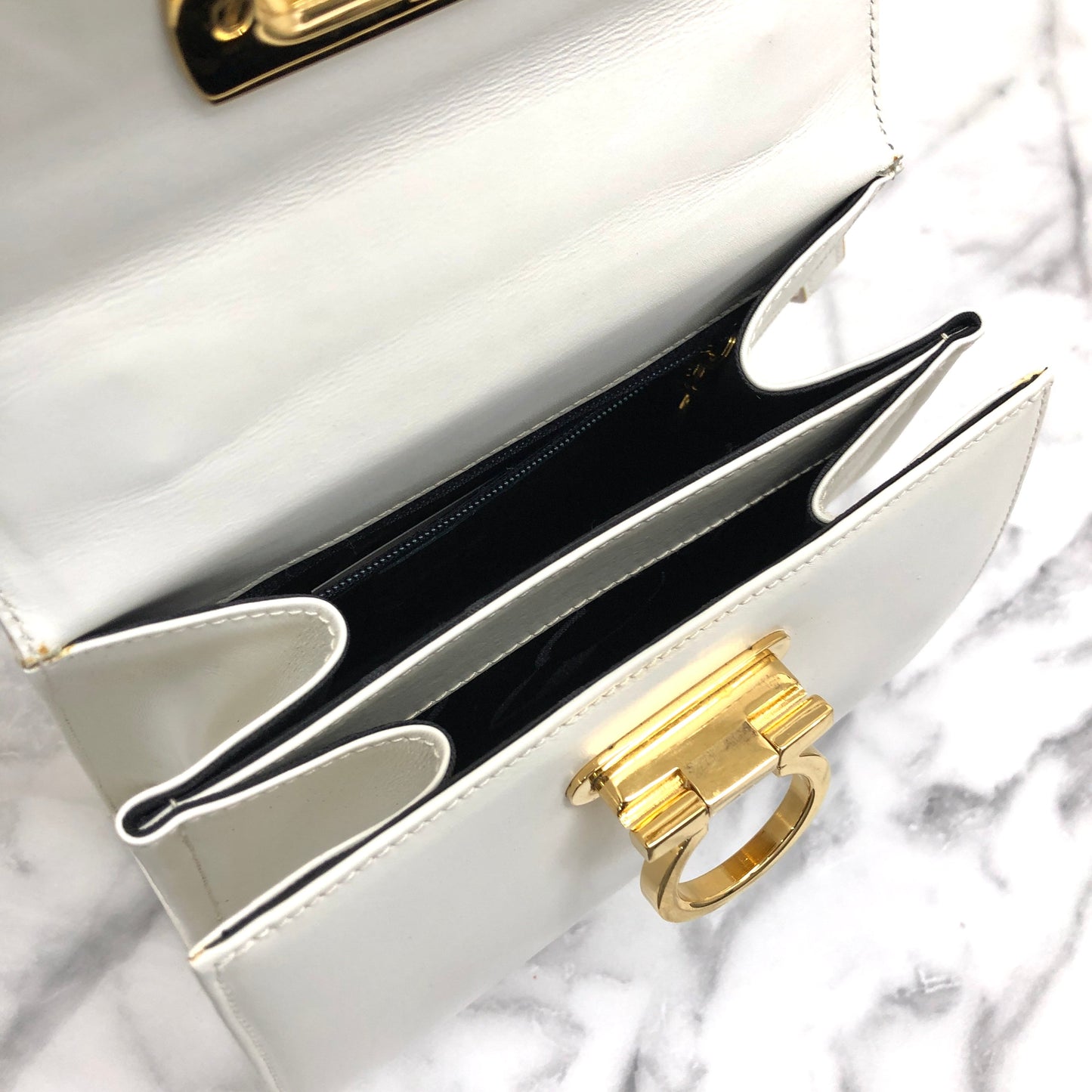 Salvatore Ferragamo Gancini Kelly Shoulderbag Handbag Leather White 4cas4n