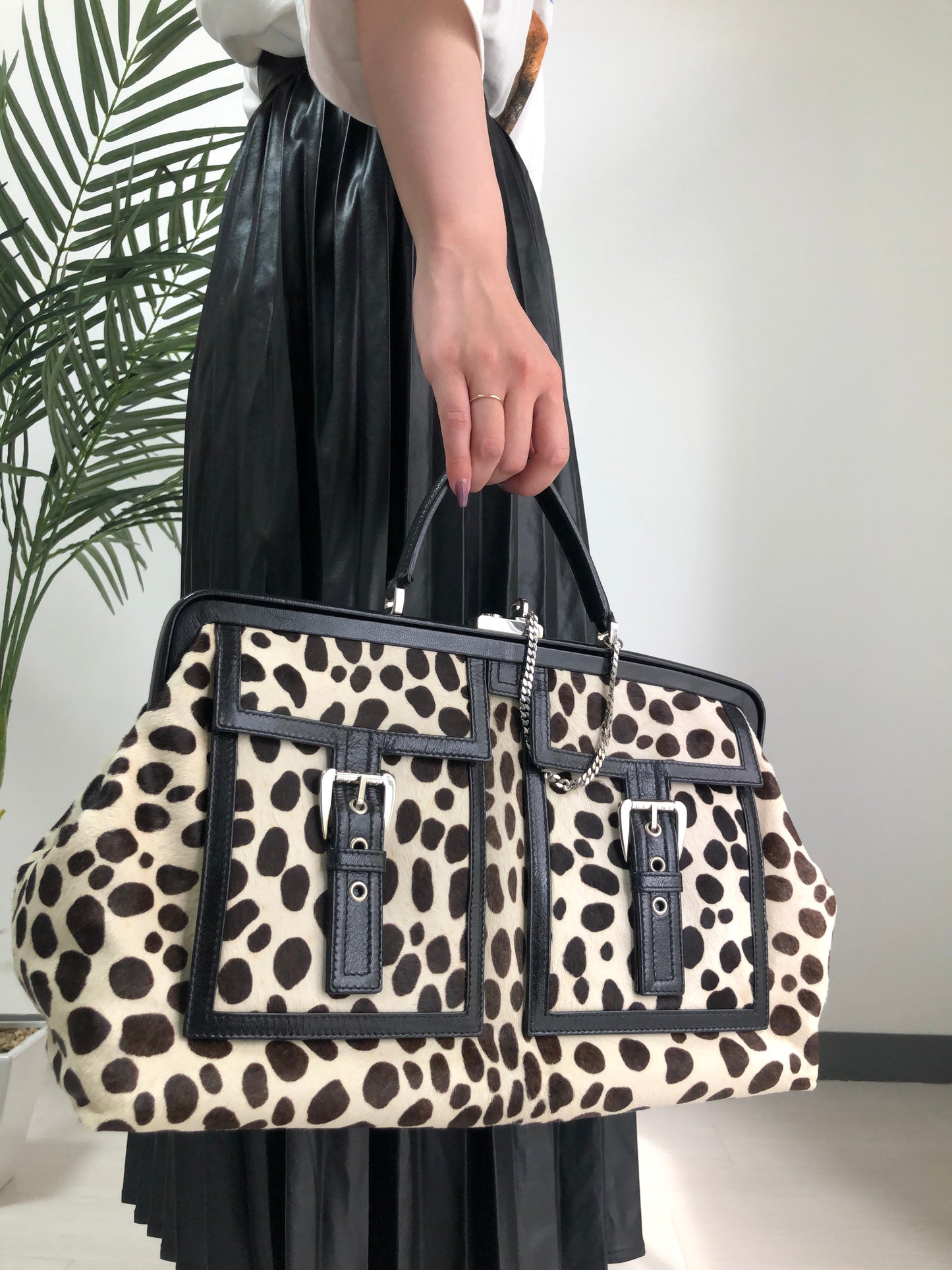 CELINE 斑點狗圖案未出生小牛皮扣環手提包白色黑色舊款 CELINE Vintage e5d32i