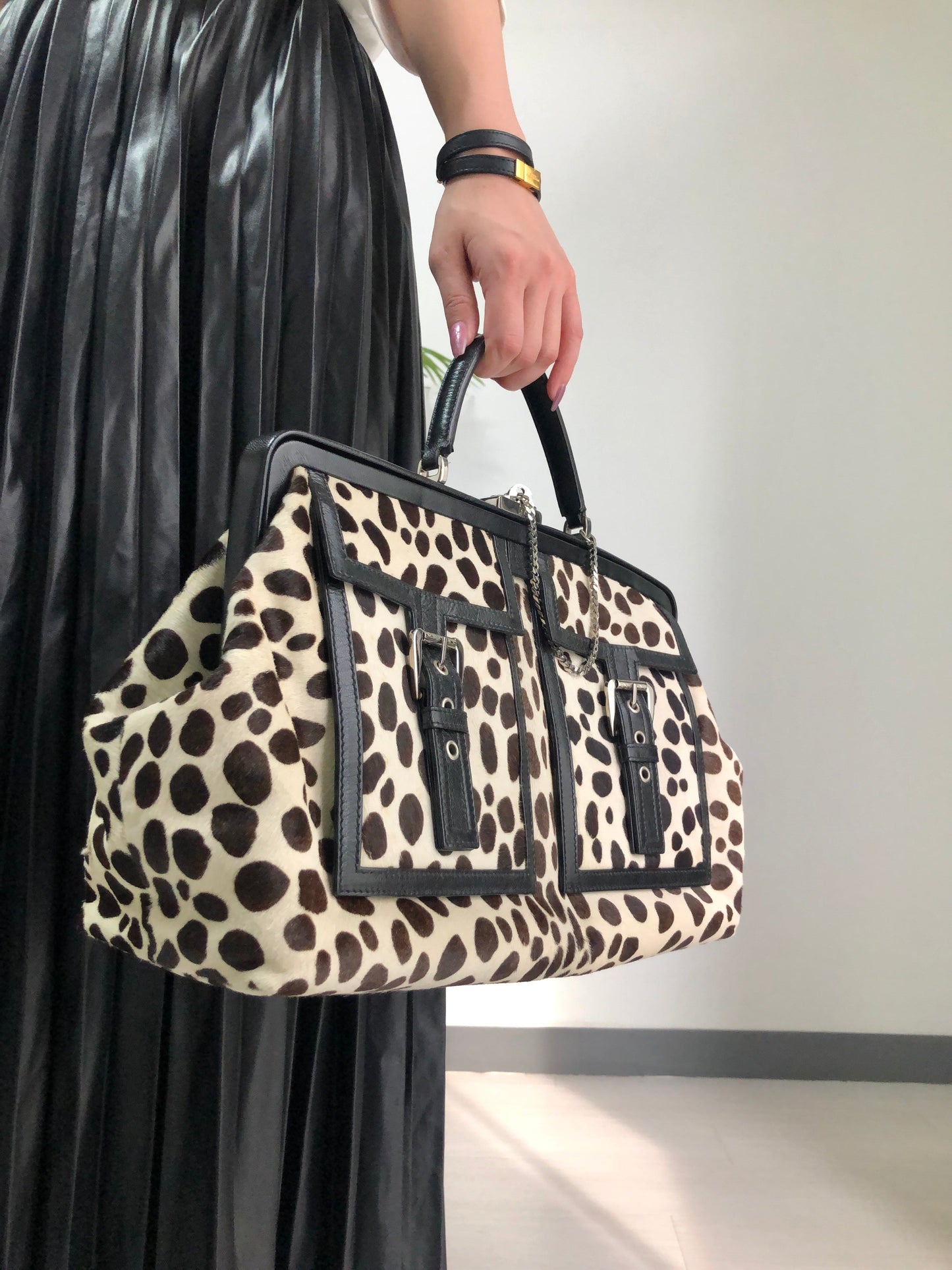 CELINE 斑點狗圖案未出生小牛皮扣環手提包白色黑色舊款 CELINE Vintage e5d32i