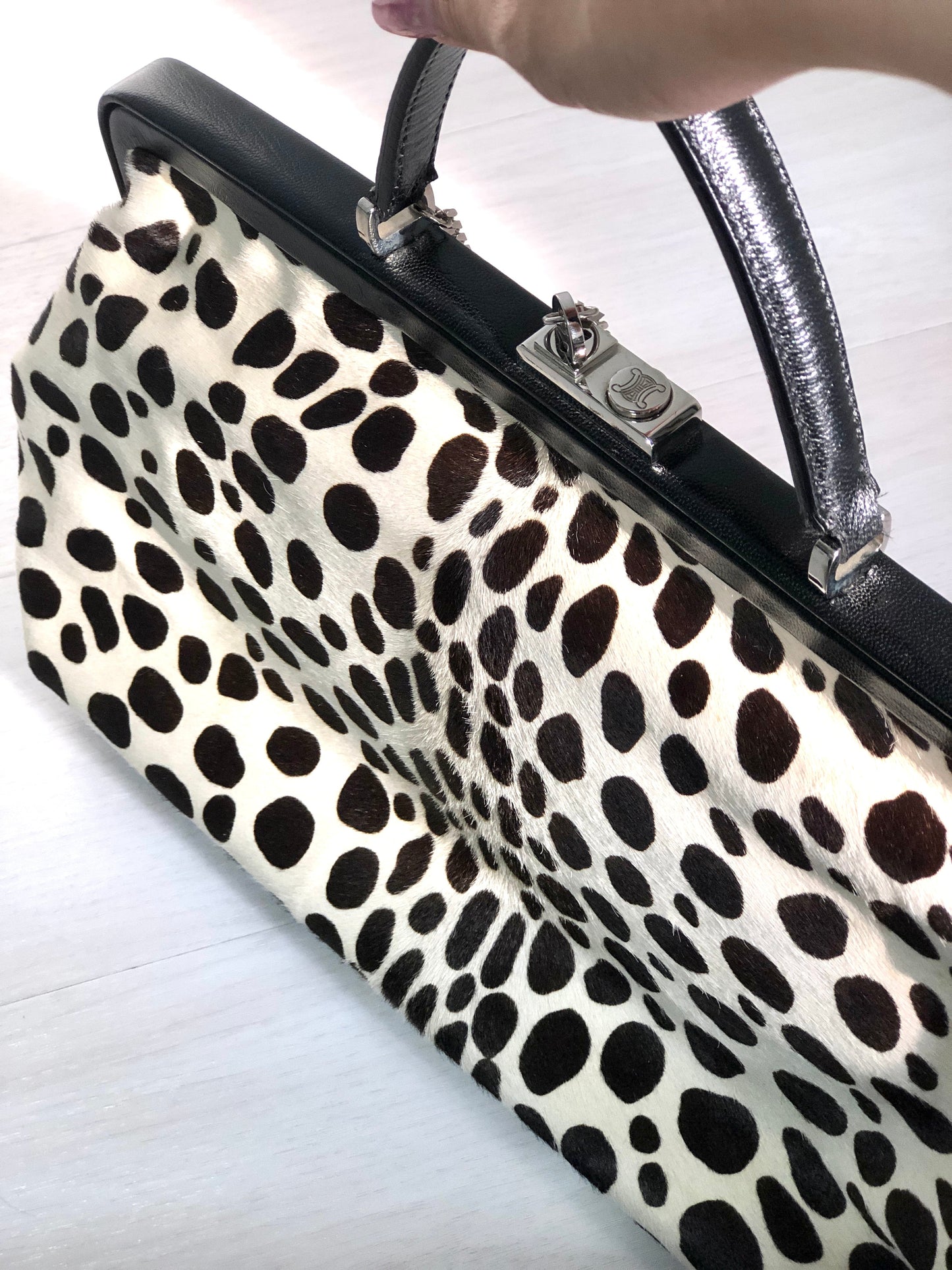 CELINE 斑點狗圖案未出生小牛皮扣環手提包白色黑色舊款 CELINE Vintage e5d32i