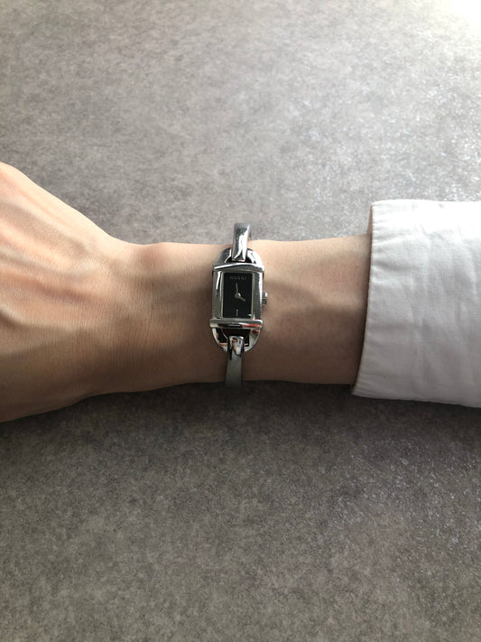 GUCCI Logo Watch Silver 6800L Vintage puates