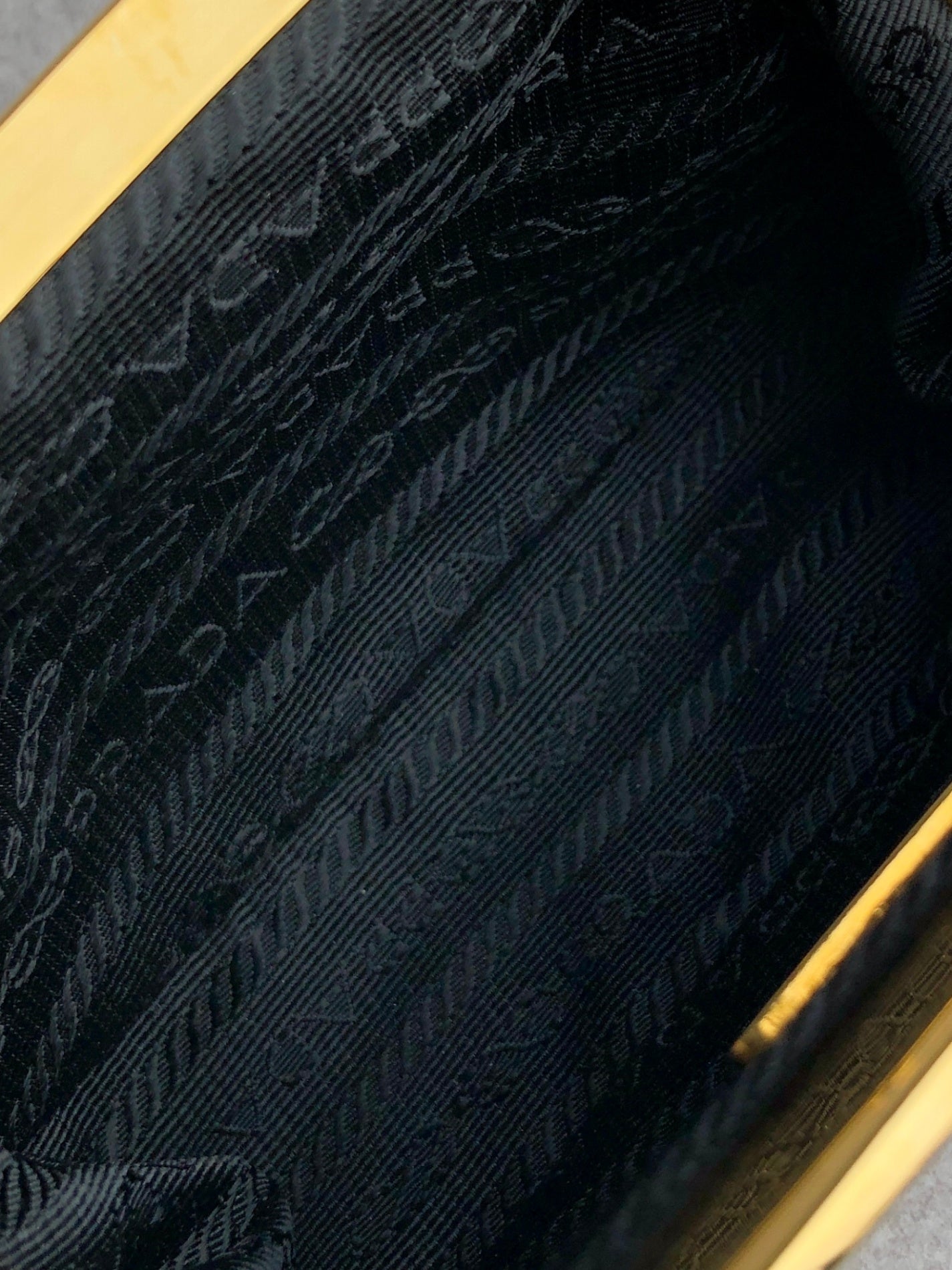 PRADA 三角形標誌金屬扣零錢包黑色復古 r68kmf