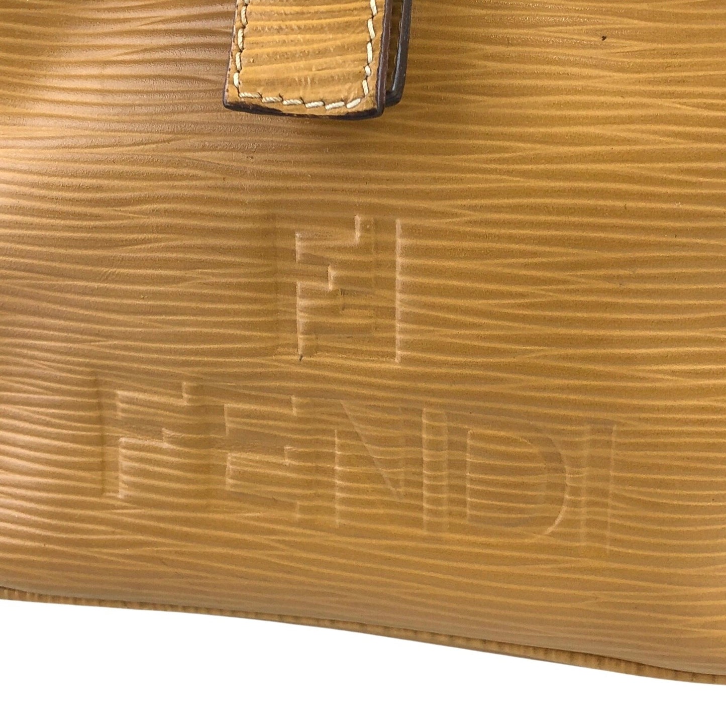 FENDI 標誌壓花前扣背包 米色復古 47jcck