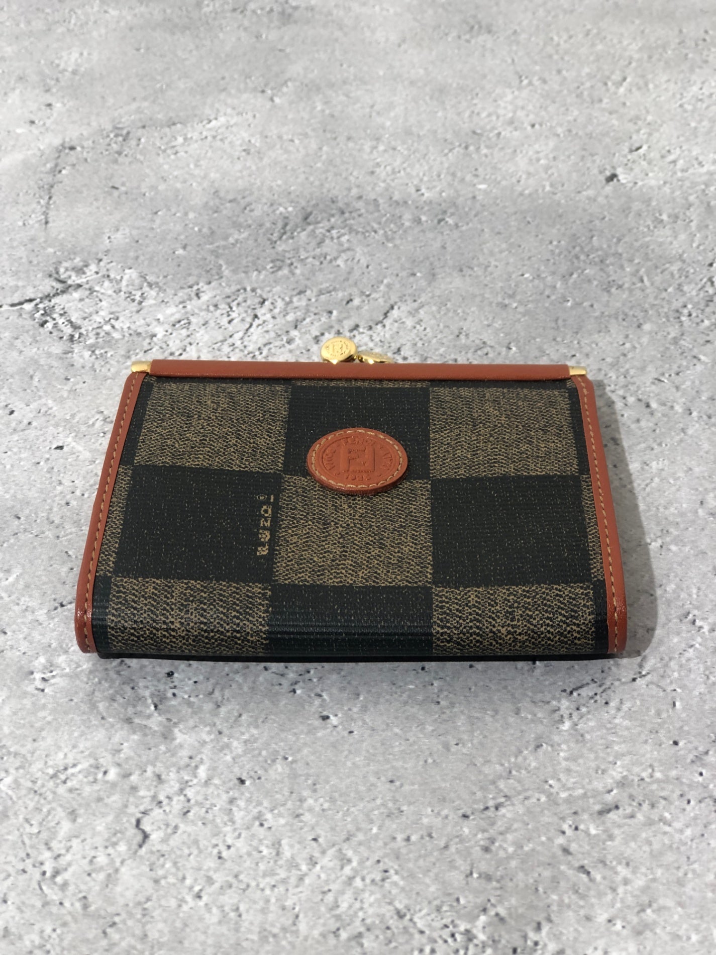 FENDI 標誌 PVC 皮革金屬扣零錢包 棕色復古 jrsgyi