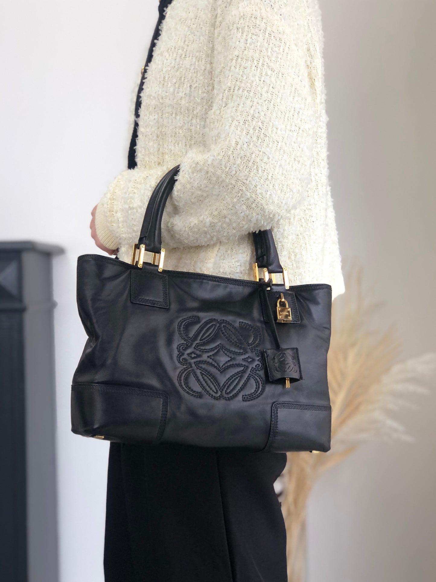 LOEWE Anagram Totebag Black Vintage ycheug