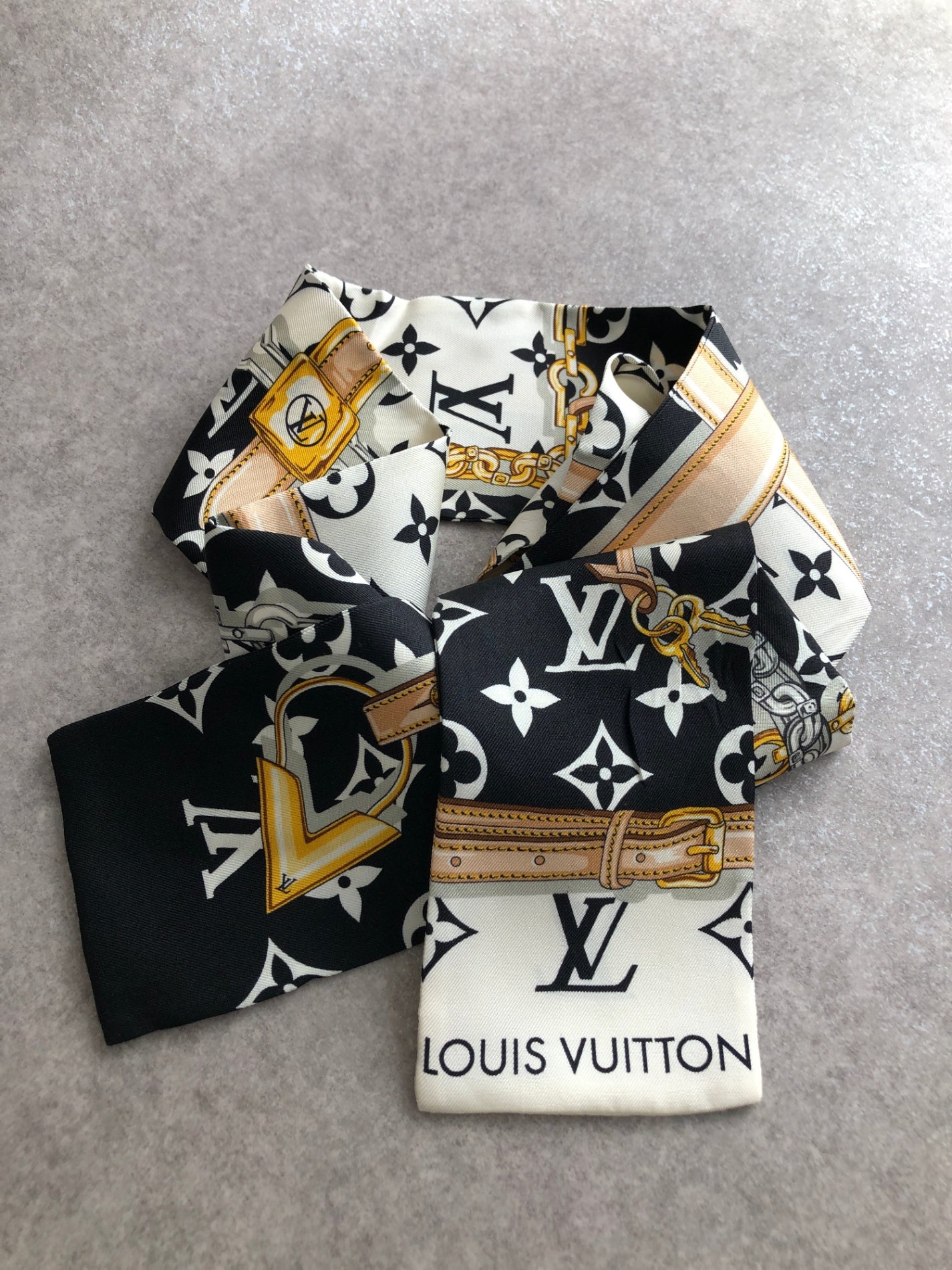 LOUIS VUITTON Monogram Silk Scarf Black×White Vintage un2uwf