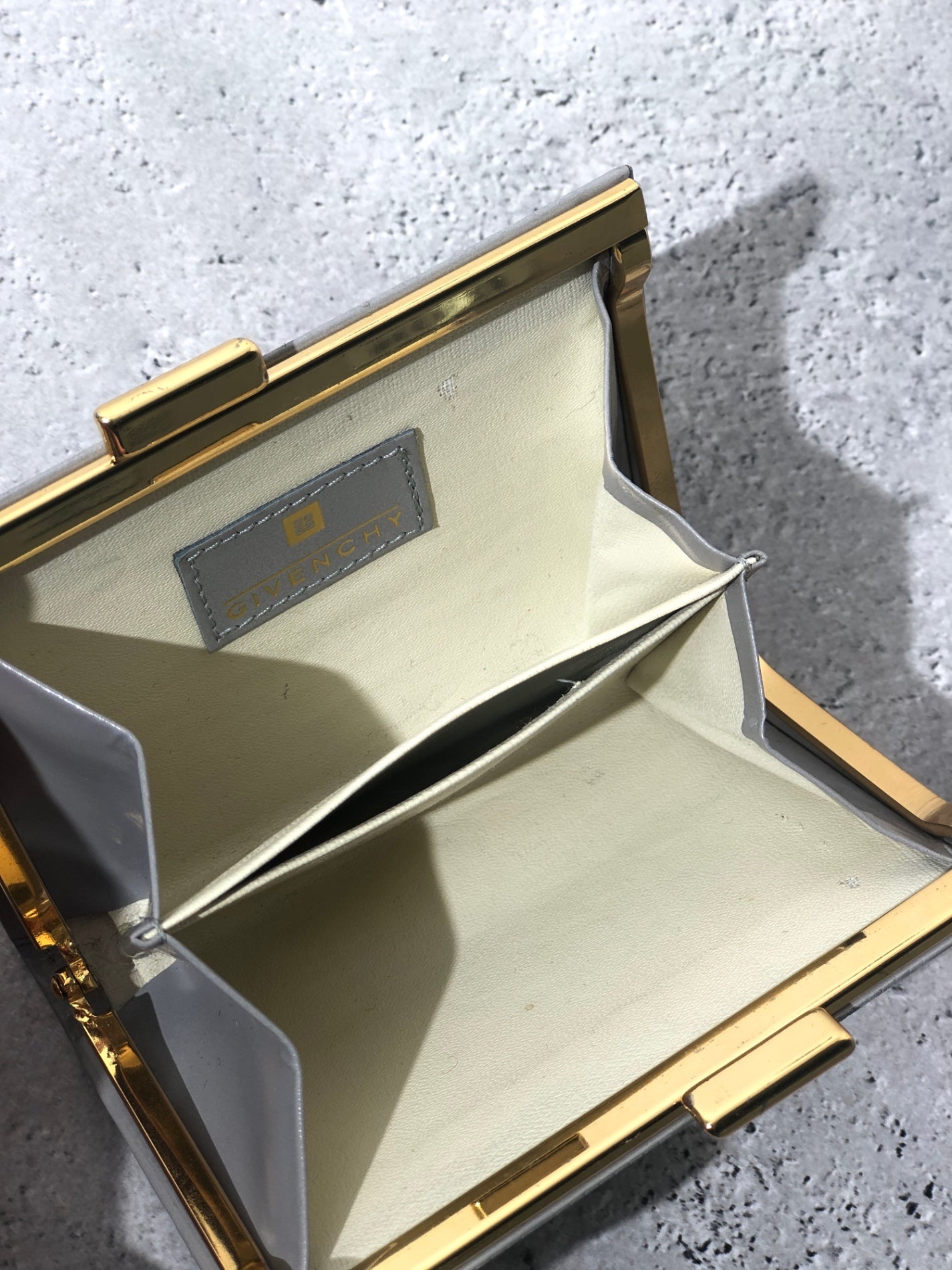 GIVENCHY 標誌皮革金屬扣零錢包灰色復古 dt8ykn