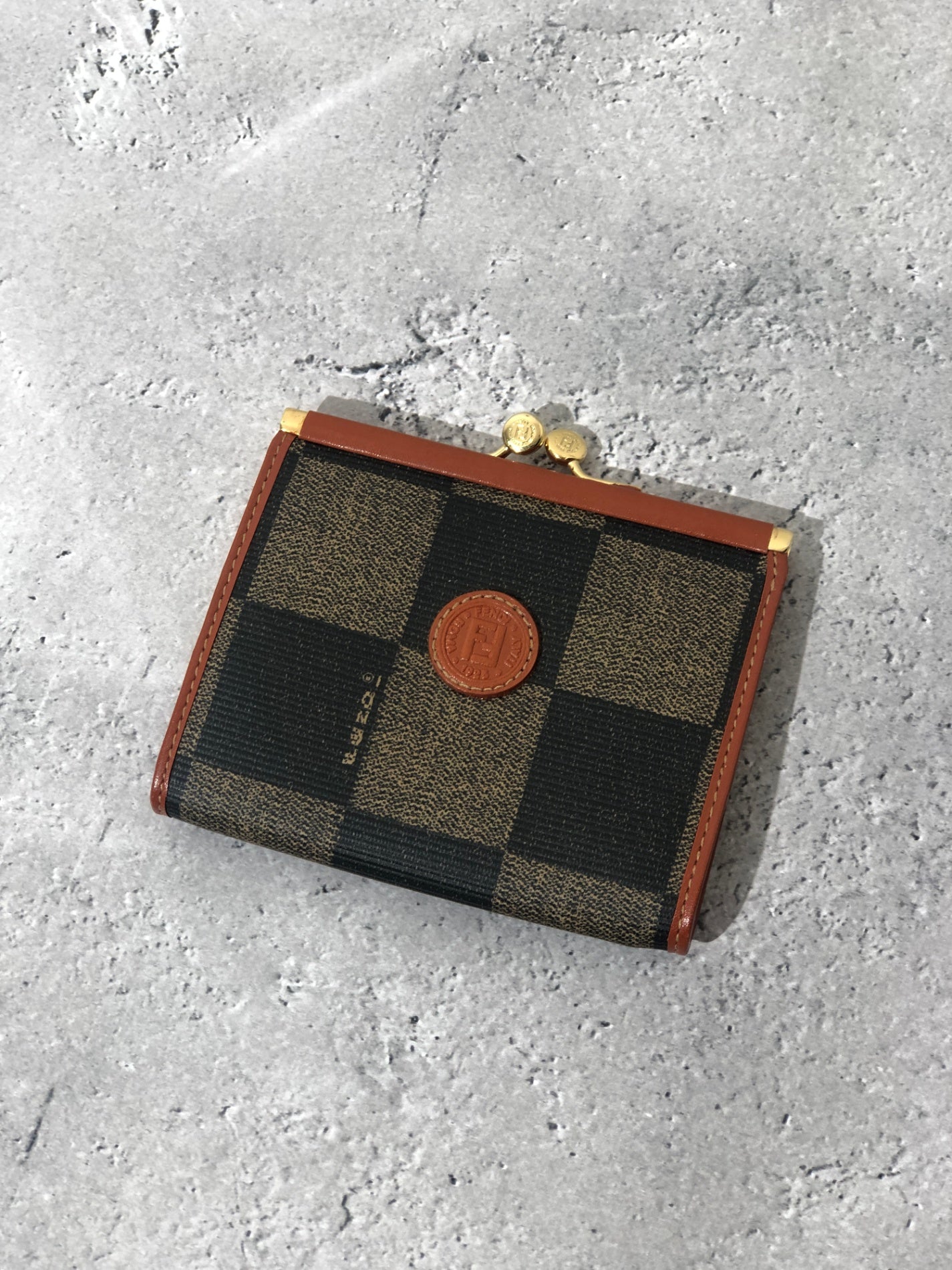 FENDI 標誌 PVC 皮革金屬扣零錢包 棕色復古 jrsgyi