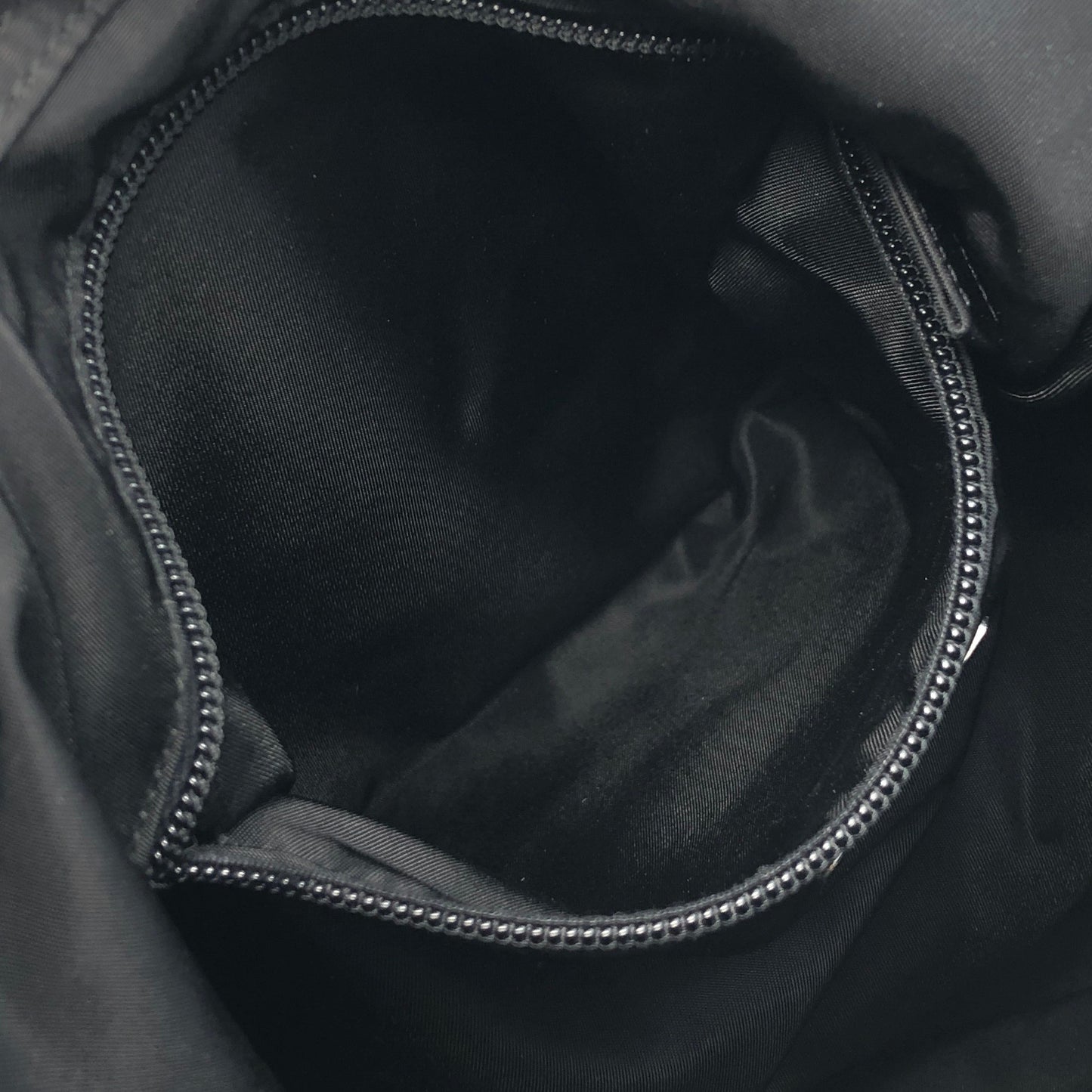 PRADA 三角形標誌單肩包 Hobobag 黑色復古 yrvu6f