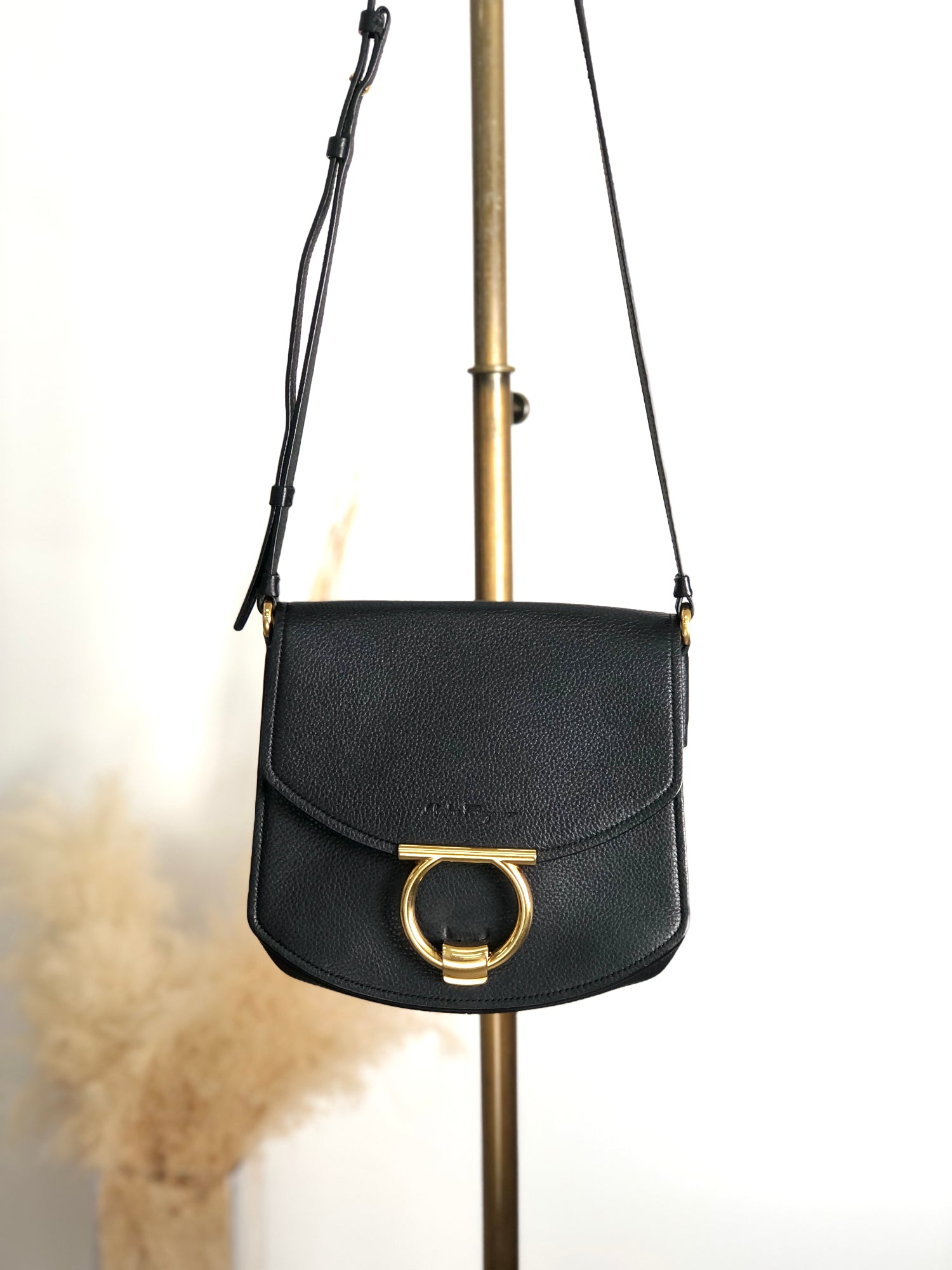 イタリア製OLD FERRAGAMO Salvatore Ferragamo Gancini Shoulder bag Black Vintage 3fyg65