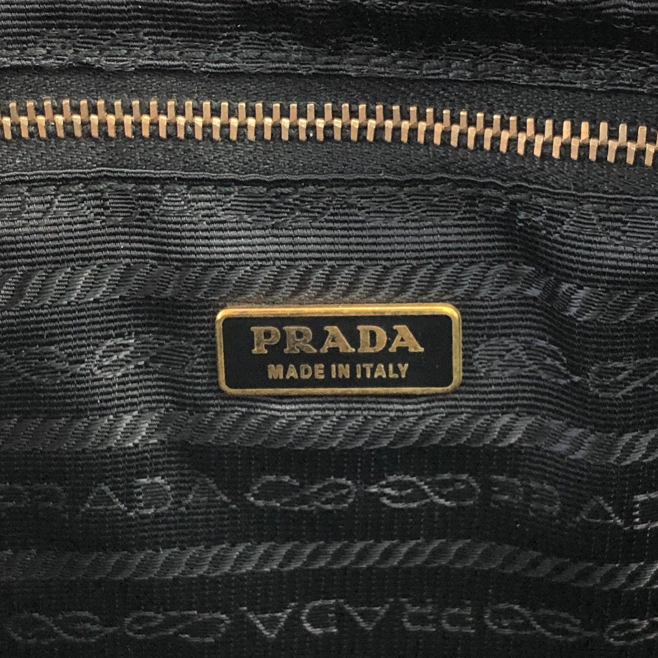 PRADA 標誌壓花單肩包 黑色 復古 c5e8yf
