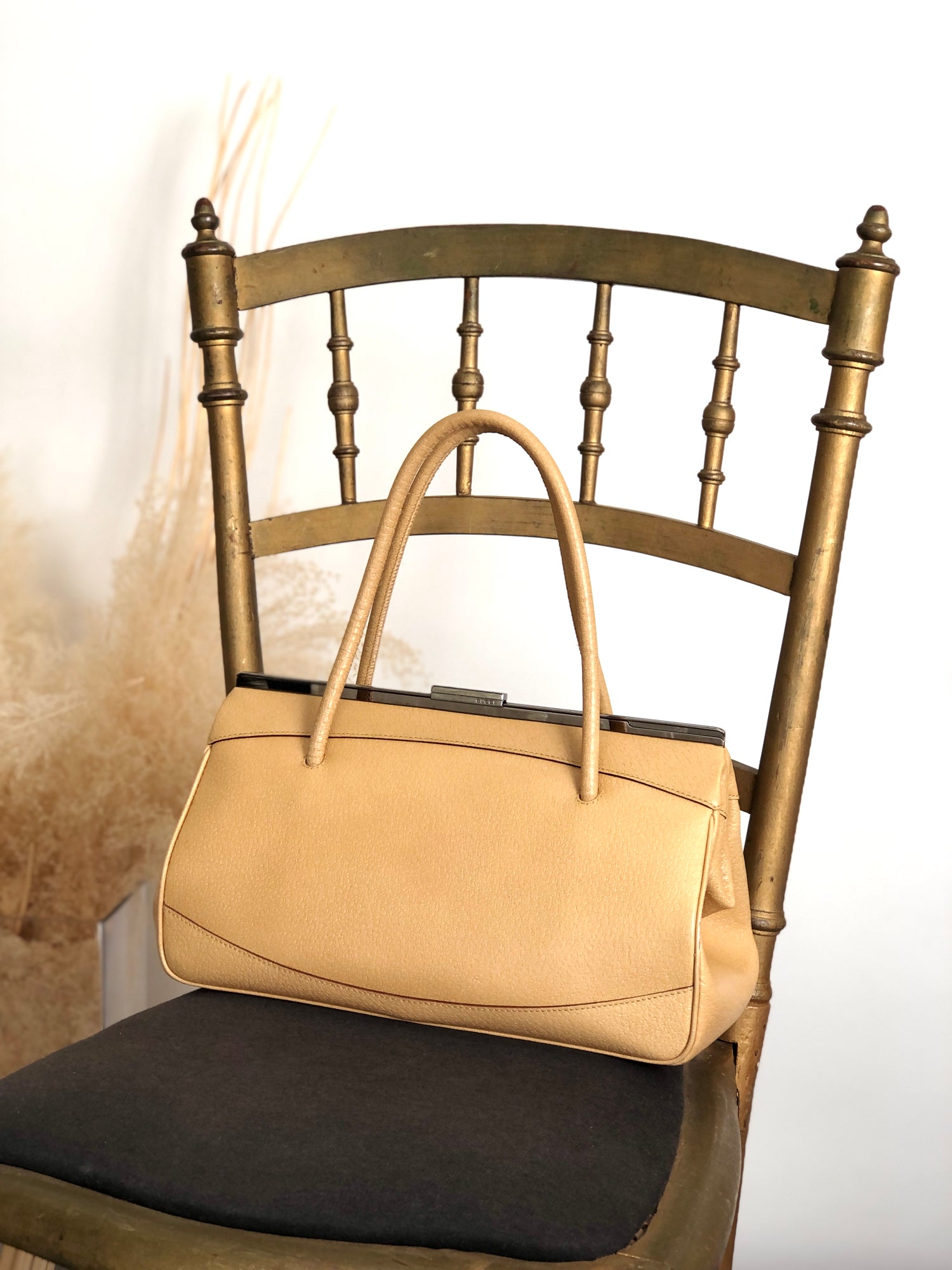 GUCCI Logo Metal Clasp Handbag Beige Vintage y4d8ai – VintageShop solo