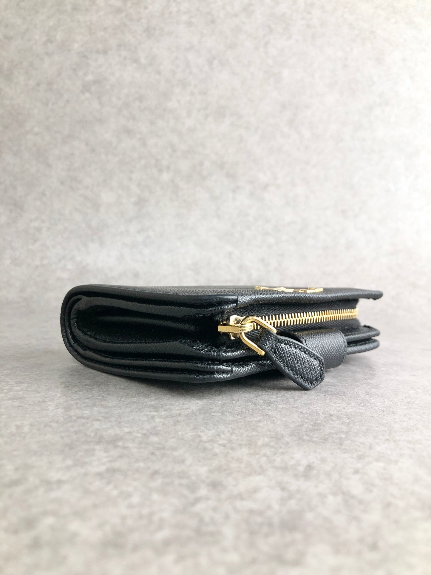 PRADA 標誌折疊皮夾 黑色復古 yiurk4