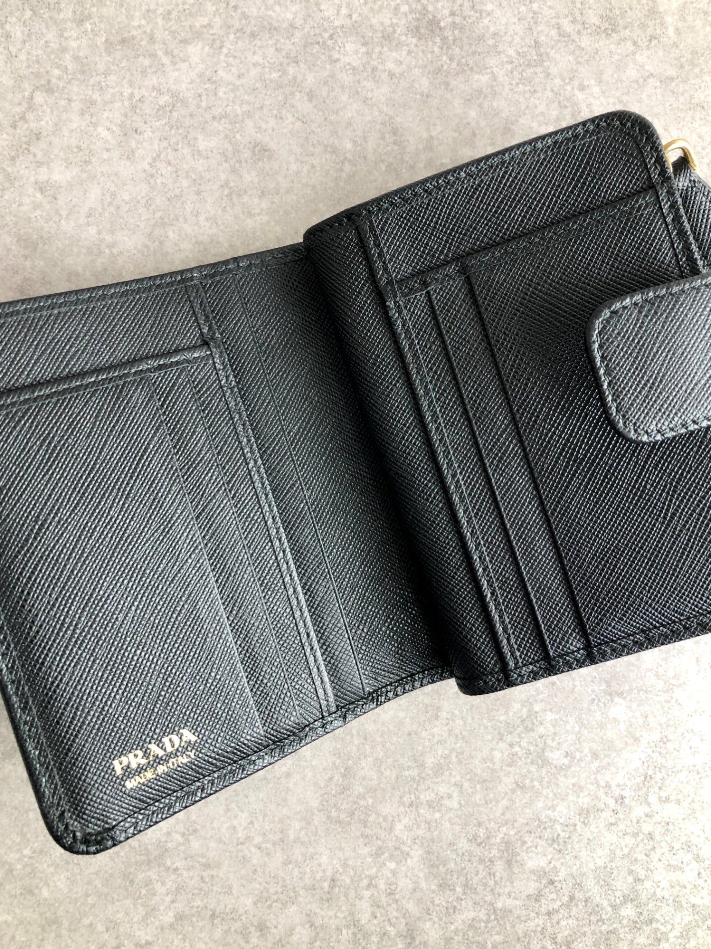 PRADA 標誌折疊皮夾 黑色復古 yiurk4