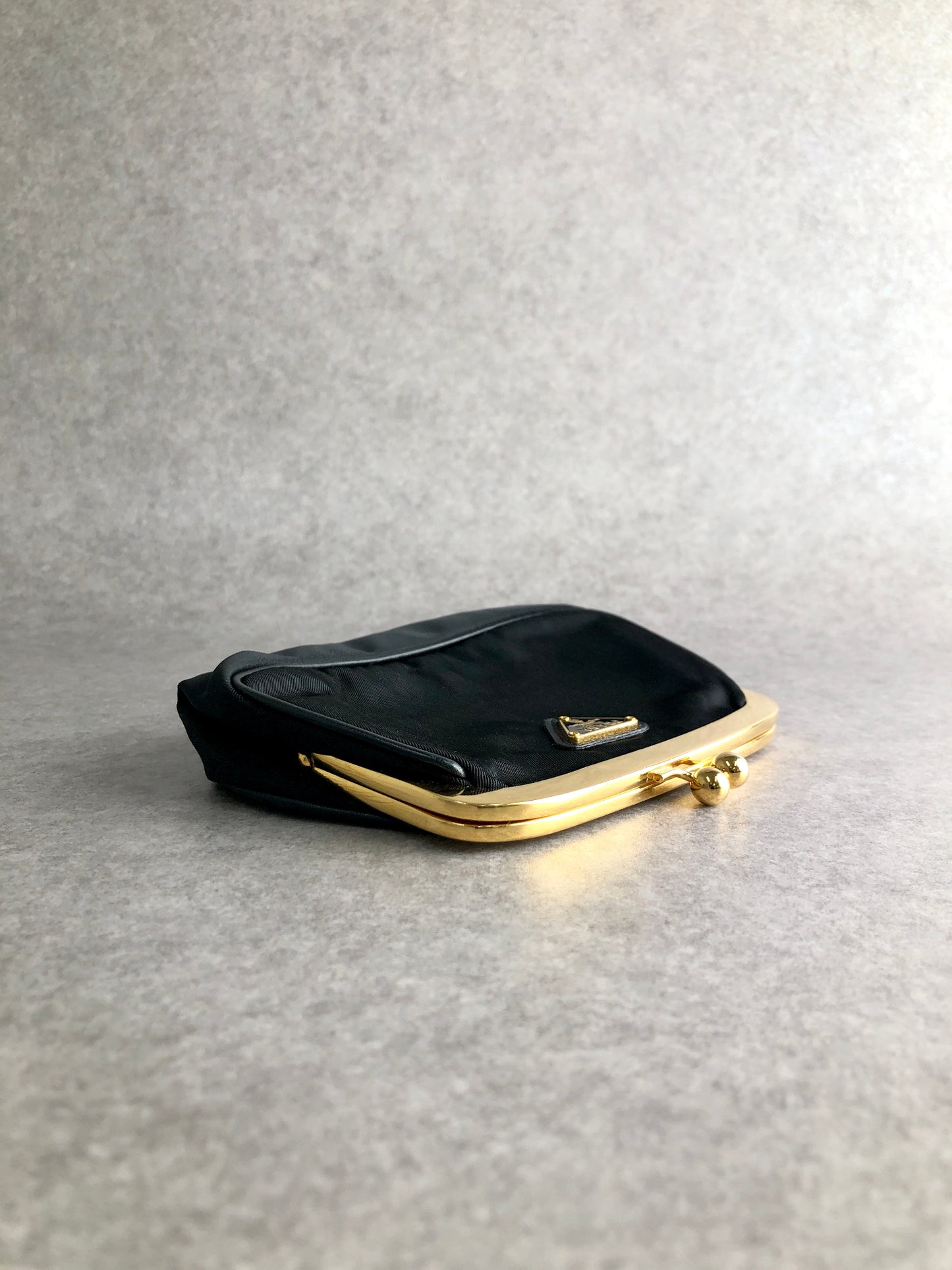 PRADA 三角形標誌金屬扣零錢包黑色復古 r68kmf