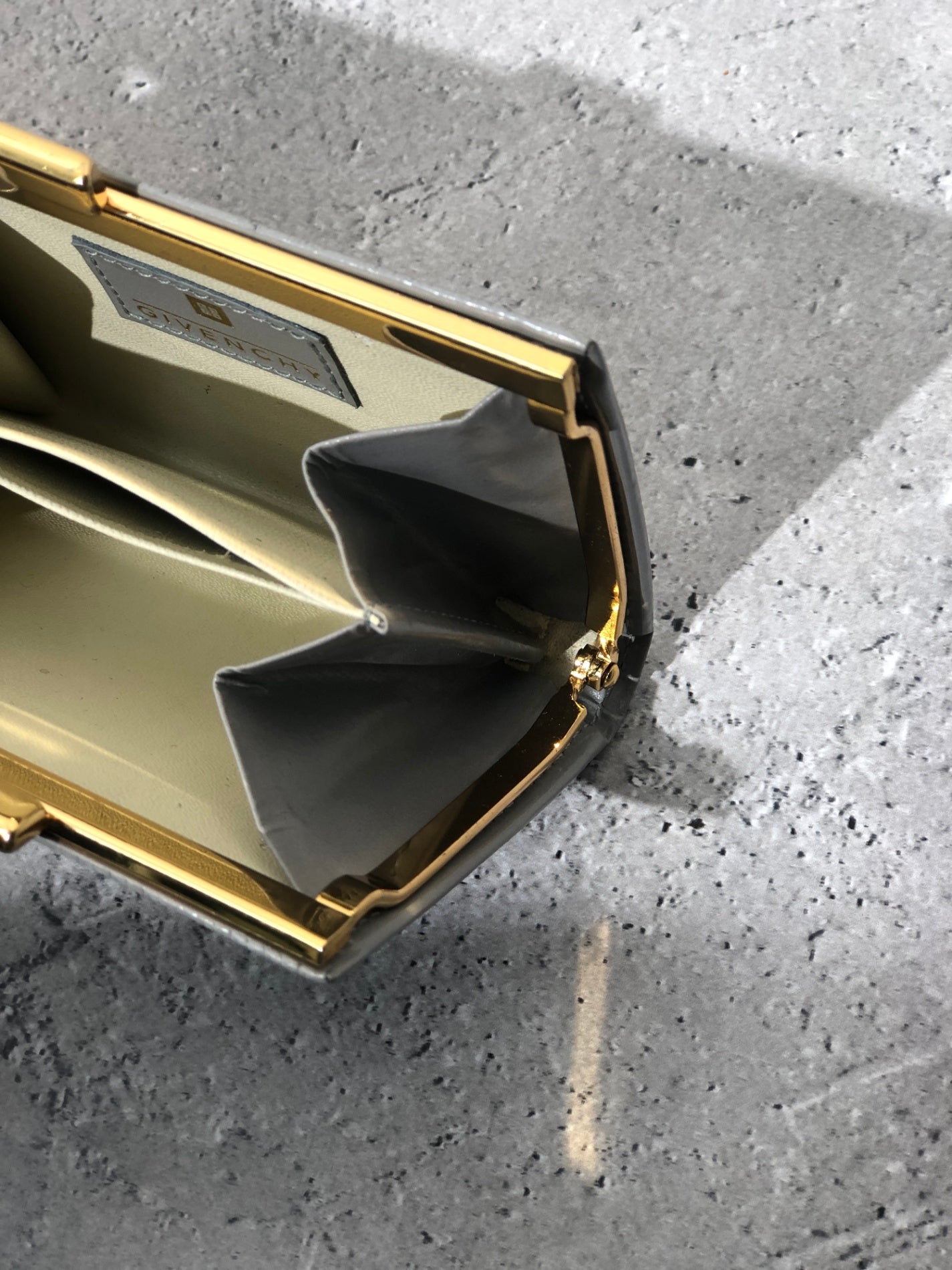 GIVENCHY 標誌皮革金屬扣零錢包灰色復古 dt8ykn