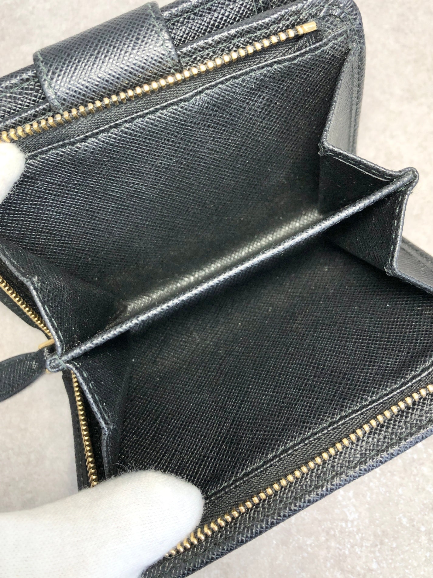 PRADA 標誌折疊皮夾 黑色復古 yiurk4