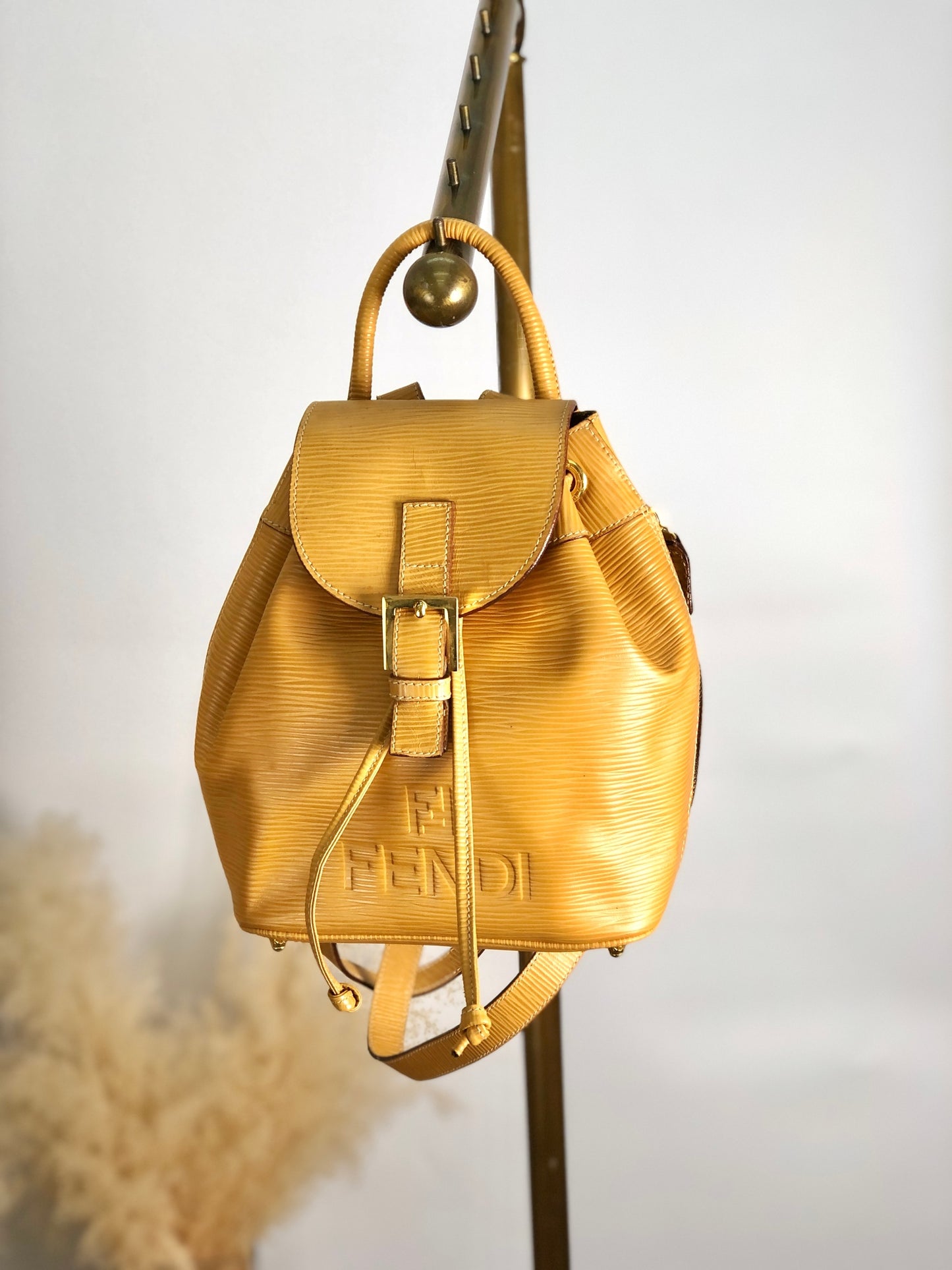 FENDI 標誌壓花前扣背包 米色復古 47jcck