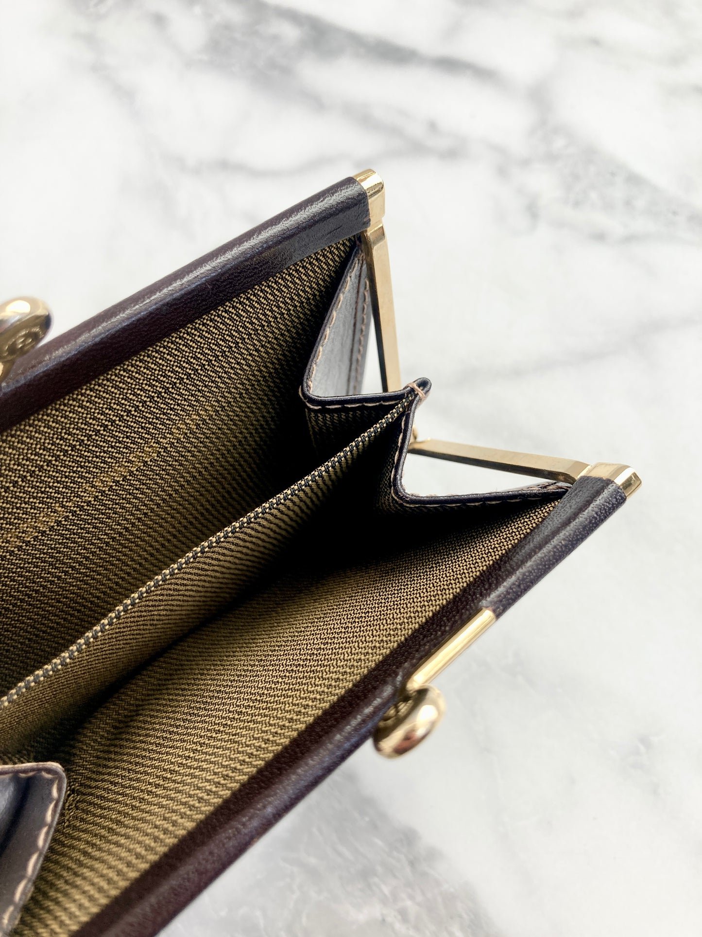 FENDI Zucca 標誌帆布皮革金屬扣零錢包黑色復古款 2m8efx