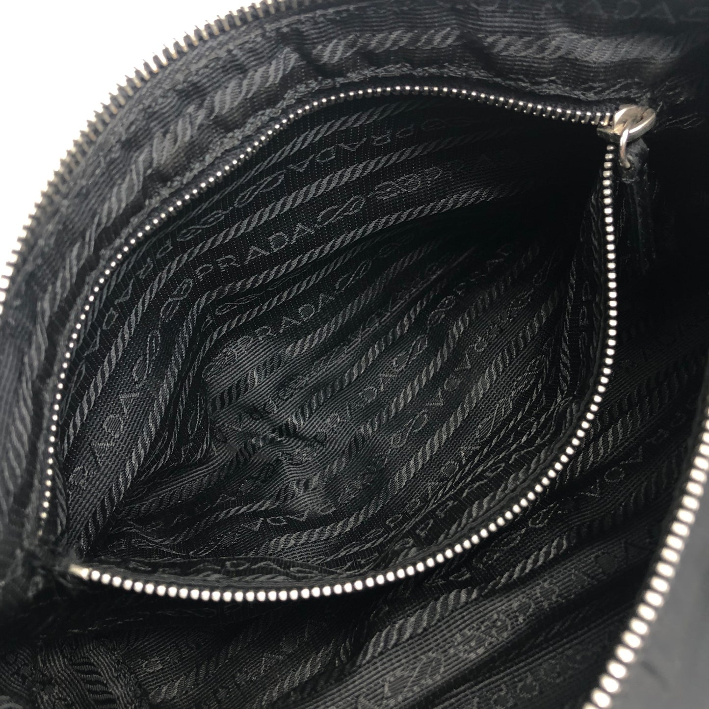 PRADA 三角形標誌小號手提包 Hobobag 黑色復古 cd6tum