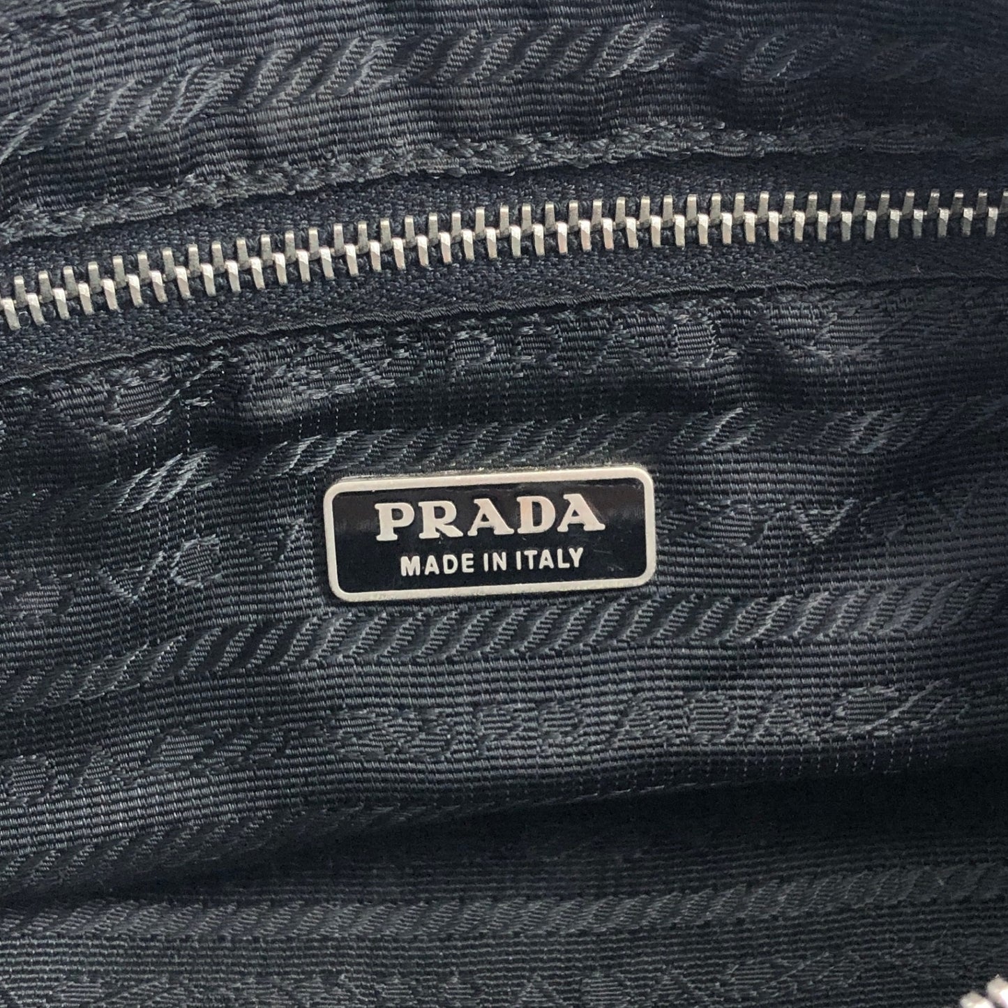 PRADA 三角形標誌小號手提包 Hobobag 黑色復古 cd6tum