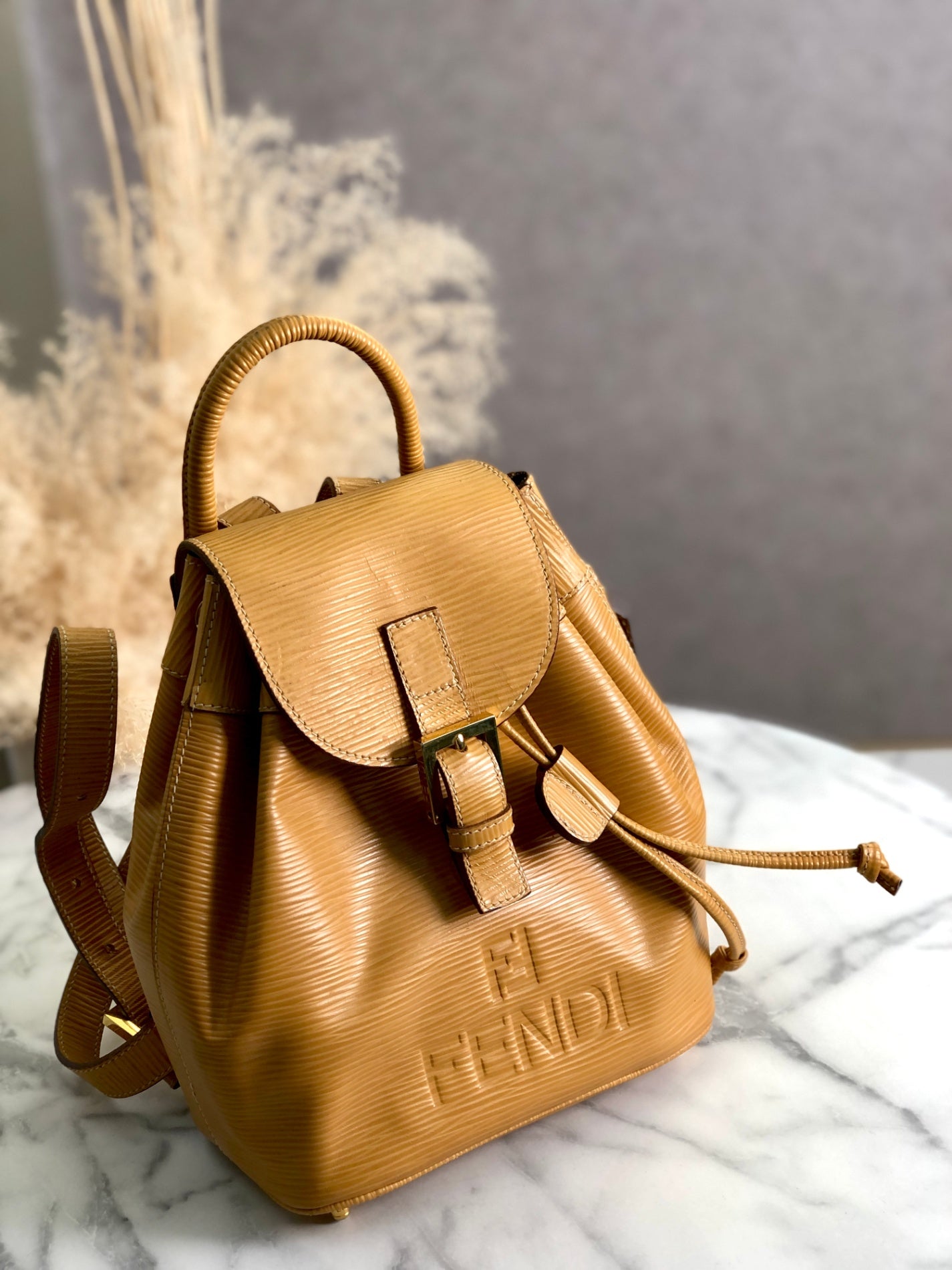 FENDI 標誌壓花前扣背包 米色復古 47jcck
