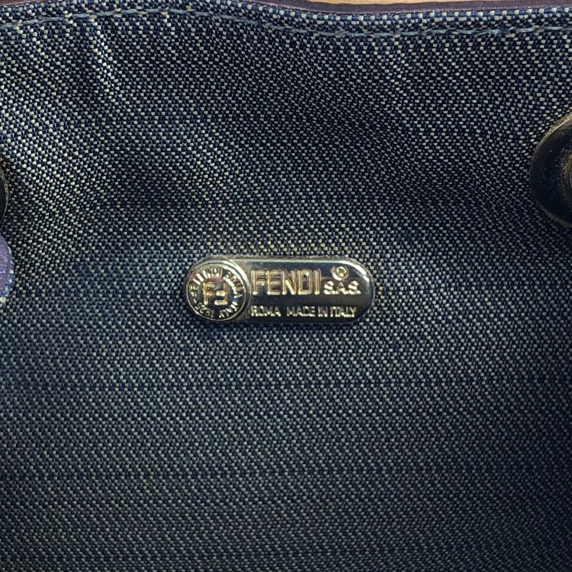 FENDI 標誌壓花前扣背包 米色復古 47jcck