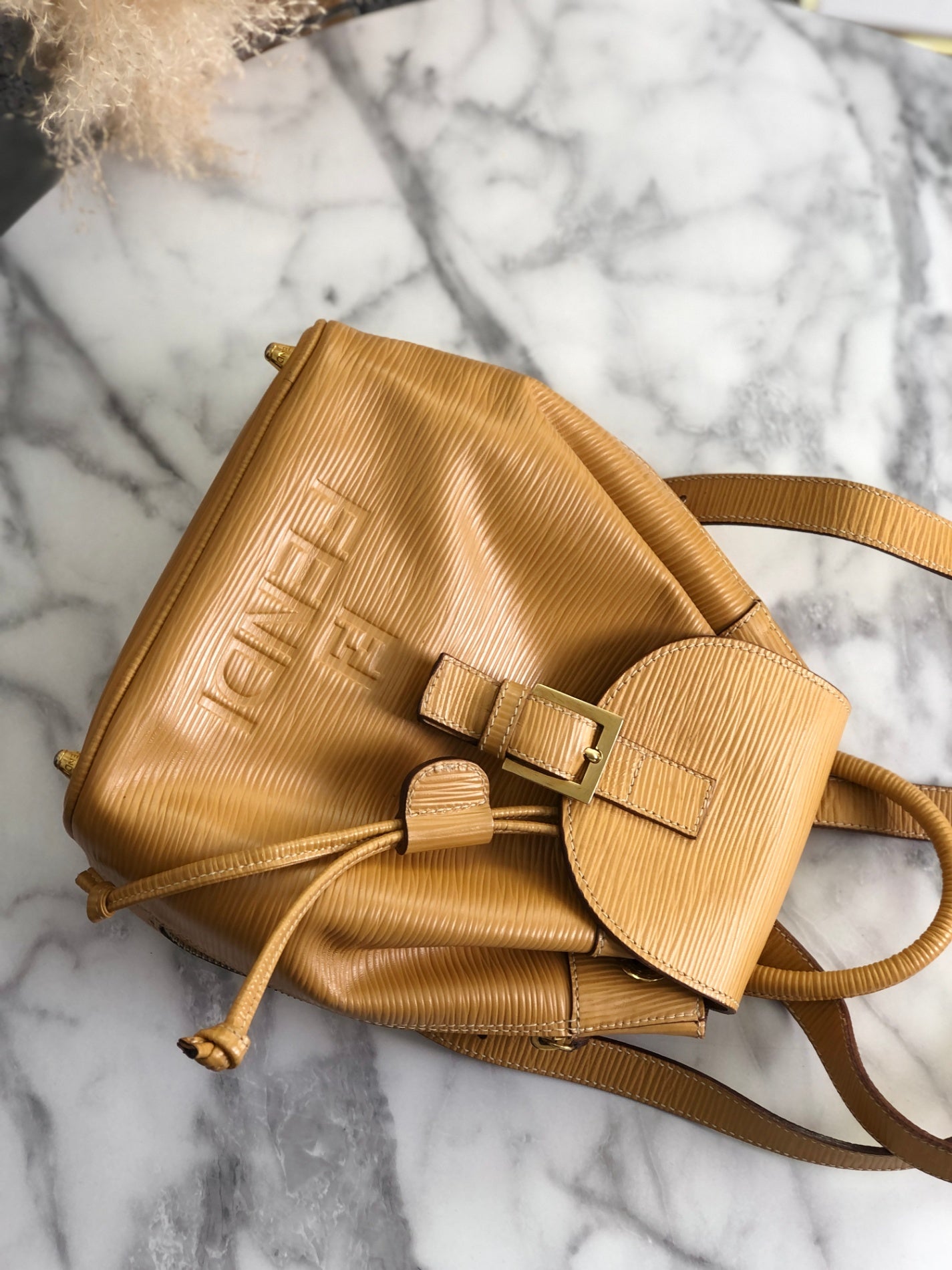 FENDI 標誌壓花前扣背包 米色復古 47jcck