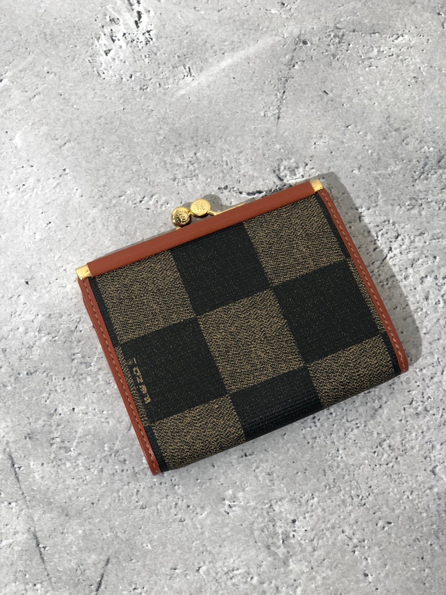 FENDI 標誌 PVC 皮革金屬扣零錢包 棕色復古 jrsgyi