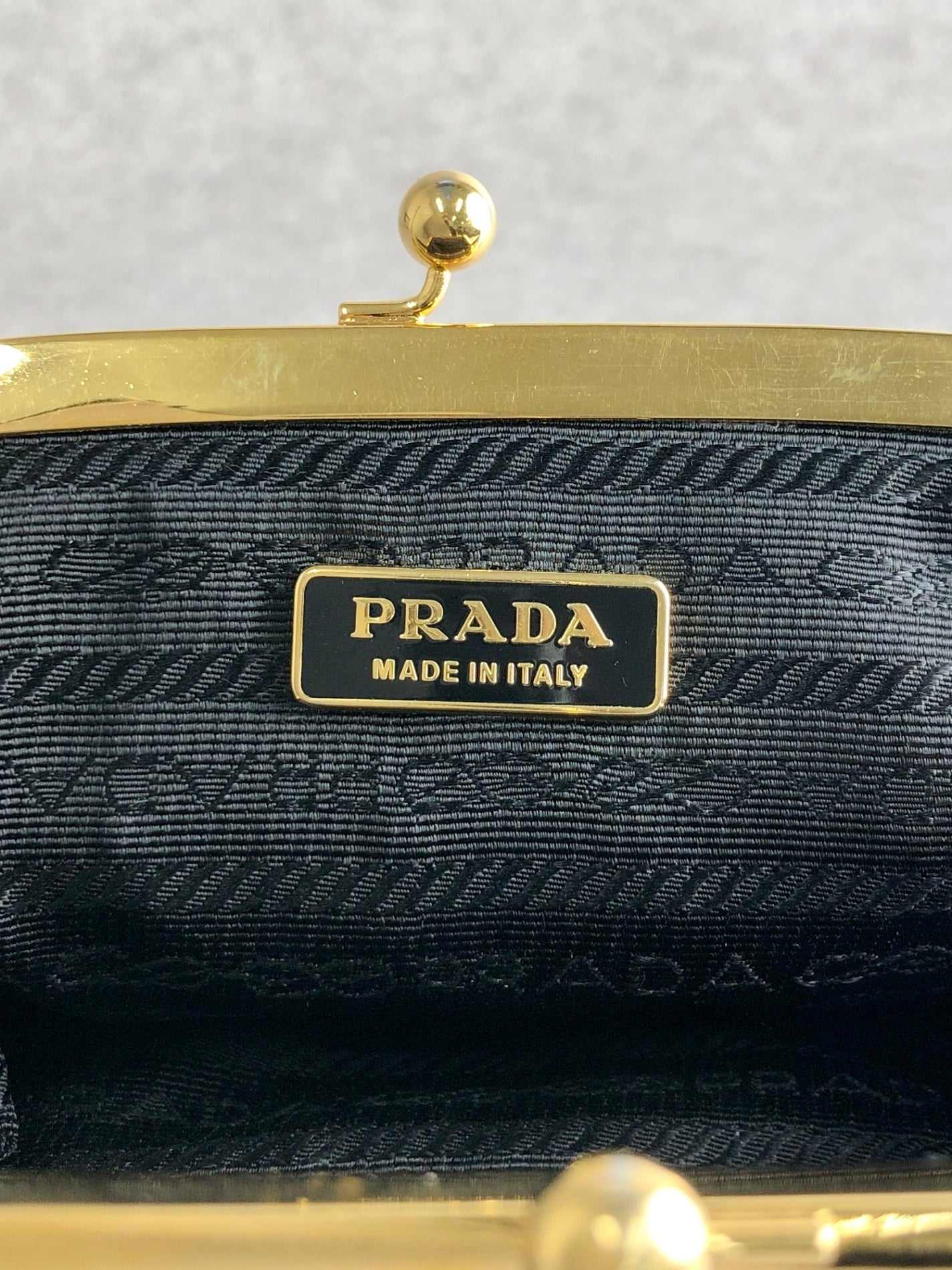 PRADA 三角形標誌金屬扣零錢包黑色復古 r68kmf