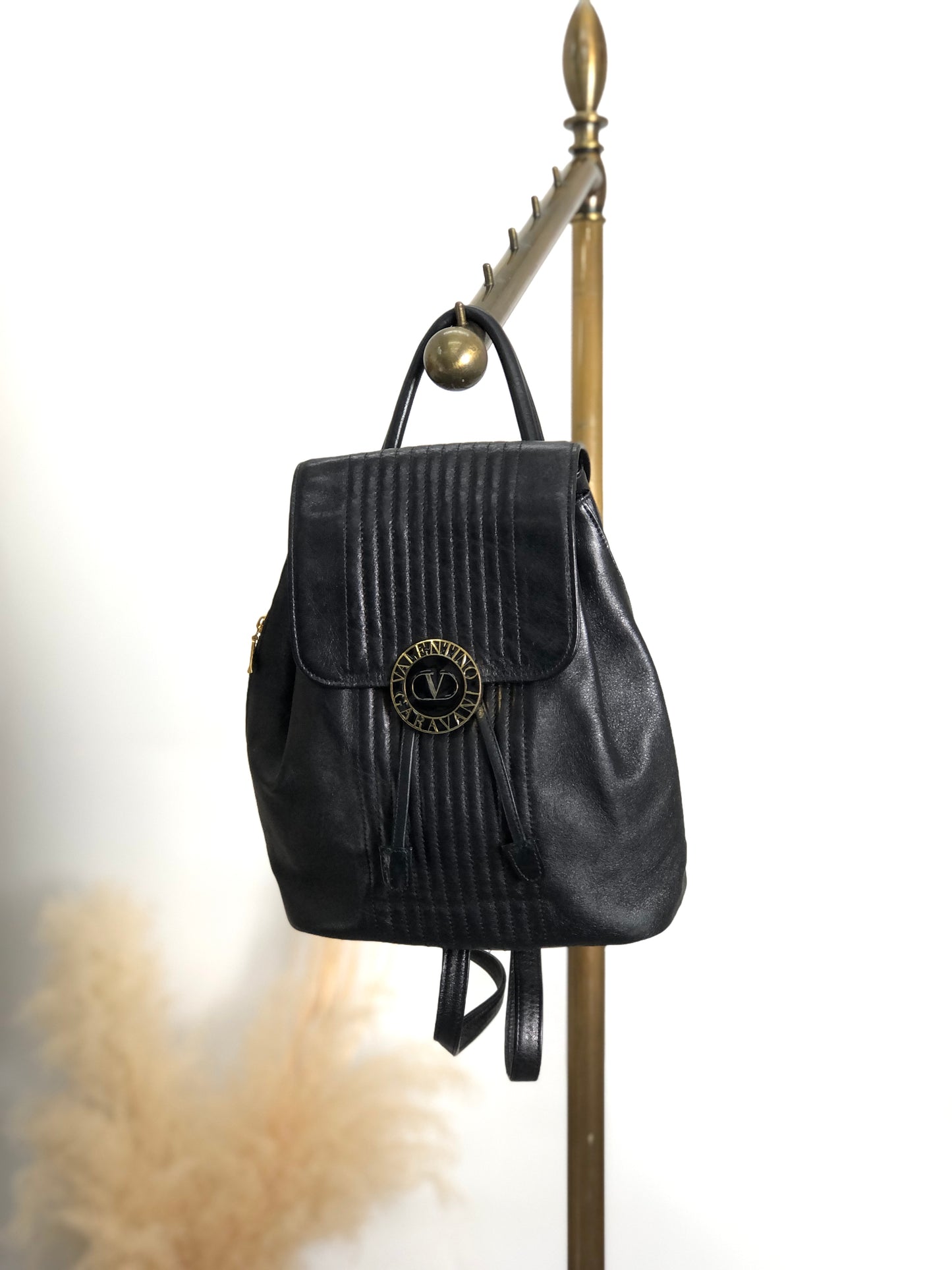 VALENTINO GARAVANI Medal Motif Backpack Black Vintage y7zdsr