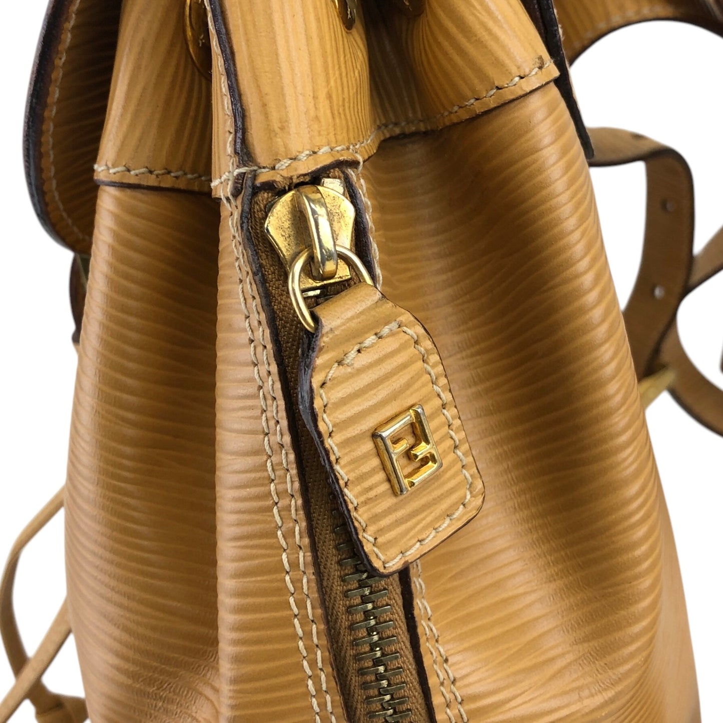 FENDI 標誌壓花前扣背包 米色復古 47jcck